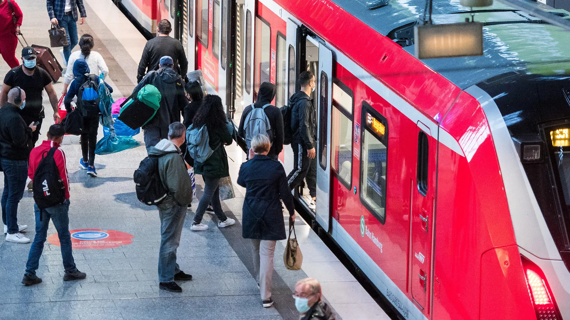 25.08.2021, Hamburg: Reisende steigen am Morgen im Hauptbahnhof in eine S-Bahn ein. Die Gewerkschaft der Lokführer (GDL) hat ihren Streik beendet. Foto: Daniel Bockwoldt/dpa +++ dpa-Bildfunk +++