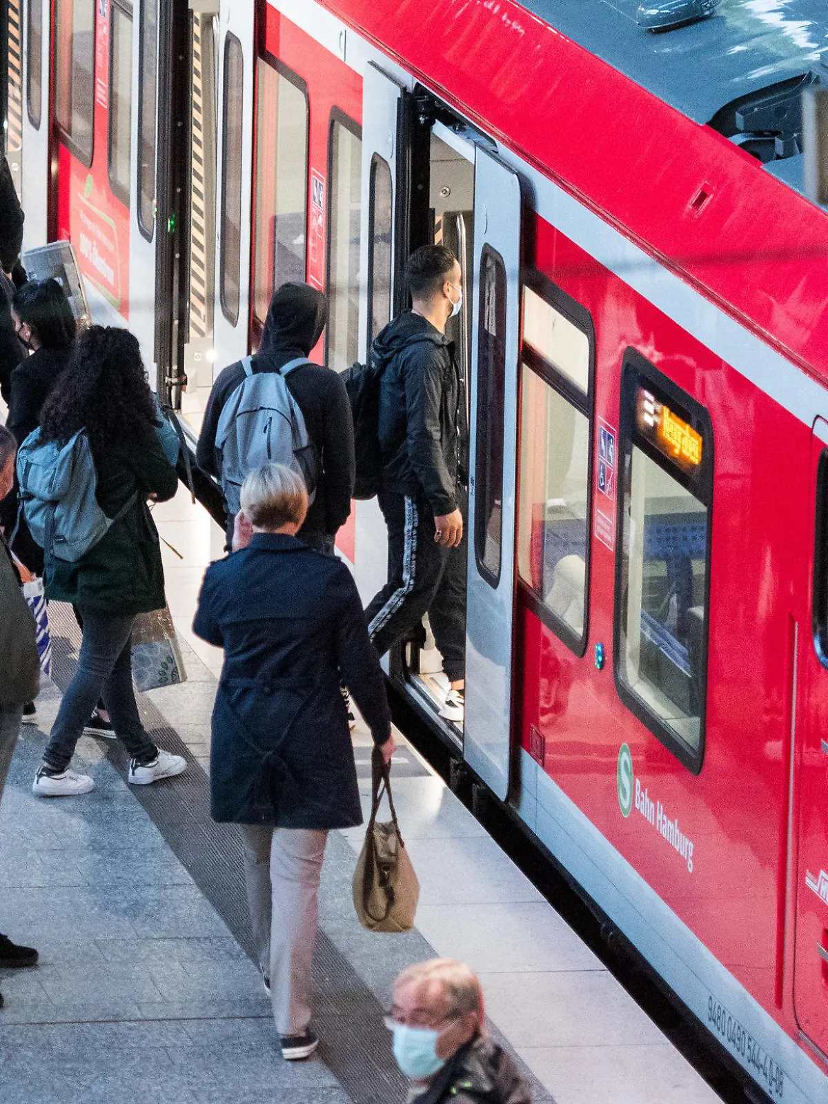 25.08.2021, Hamburg: Reisende steigen am Morgen im Hauptbahnhof in eine S-Bahn ein. Die Gewerkschaft der Lokführer (GDL) hat ihren Streik beendet. Foto: Daniel Bockwoldt/dpa +++ dpa-Bildfunk +++