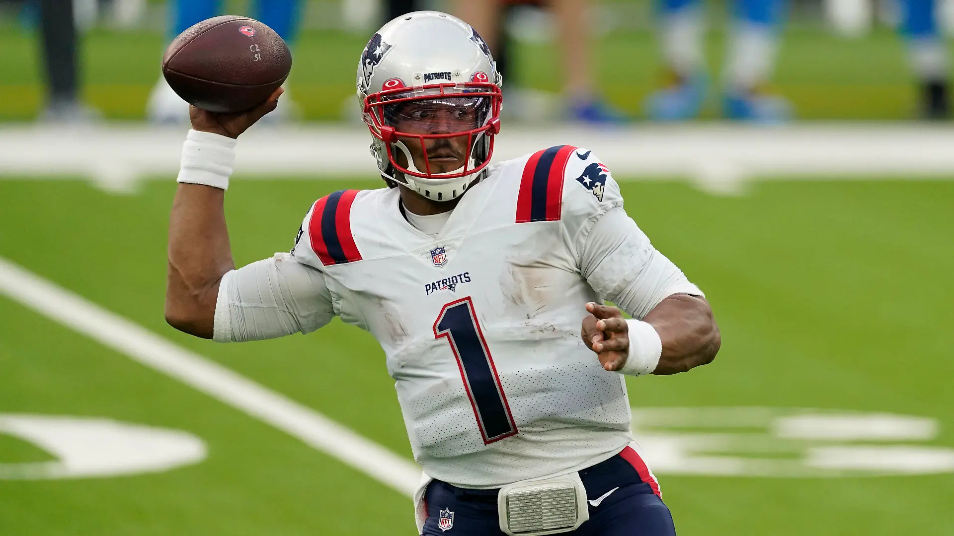 ARCHIV - 06.12.2020, USA, Inglewood: American Football: NFL, New England Patriots - Los Angeles Chargers: Der Quarterback Cam Newton von den New England Patriots in Aktion. (zu dpa «Zwangspause für ungeimpften Newton: Patriots-Quarterback im Nachteil») Foto: Ashley Landis/AP/dpa +++ dpa-Bildfunk +++
