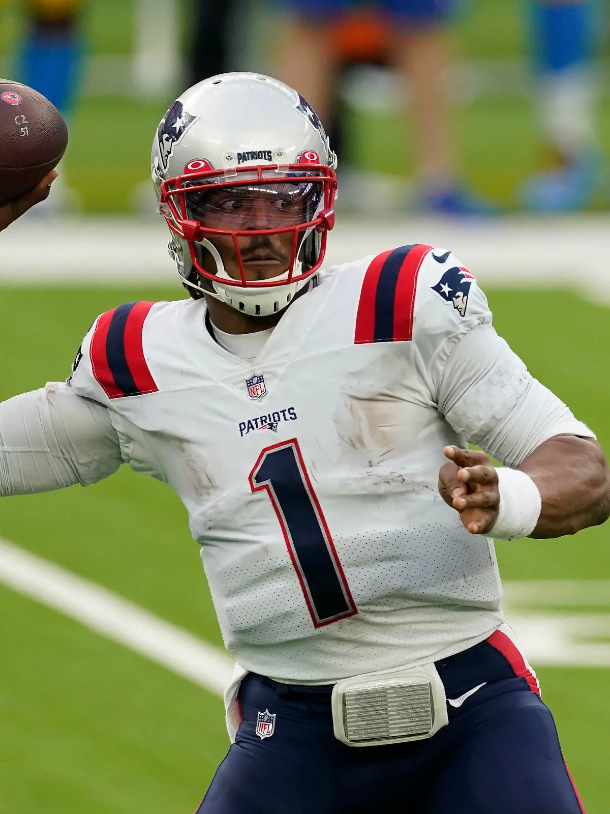 ARCHIV - 06.12.2020, USA, Inglewood: American Football: NFL, New England Patriots - Los Angeles Chargers: Der Quarterback Cam Newton von den New England Patriots in Aktion. (zu dpa «Zwangspause für ungeimpften Newton: Patriots-Quarterback im Nachteil») Foto: Ashley Landis/AP/dpa +++ dpa-Bildfunk +++