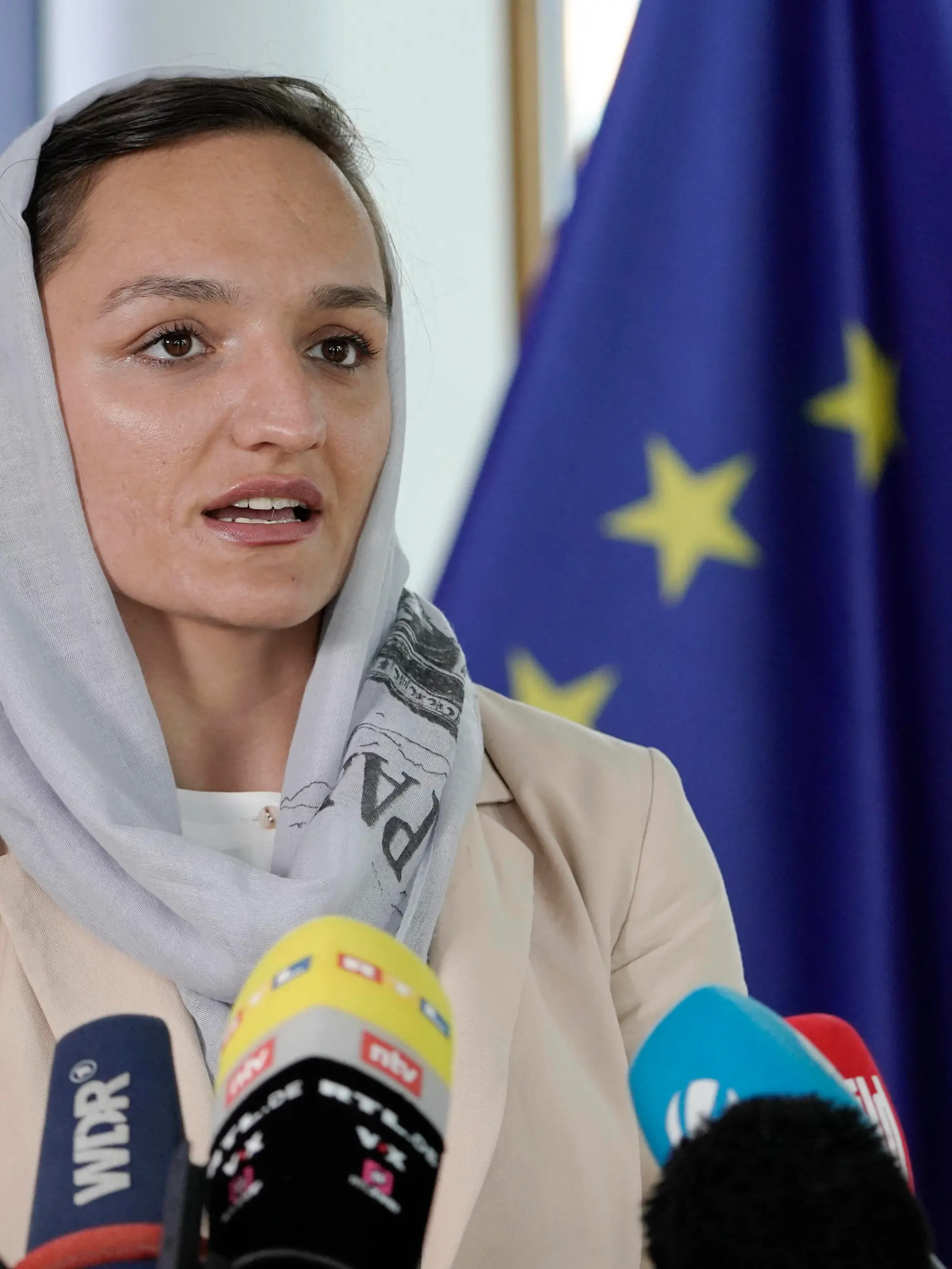 Staatskanzlei NRW laed zum Roundtable zur Lage der Frauen in Afghanistan Aktuell, 26.08.2021, Duesseldorf, Zarifa Ghafari Buergermeisterin von Maidan Shahr im Portrait beim Pressestatement im Vorfeld an den Roundtable zur Lage der Frauen in Afghanistan der Staatskanzlei Nordrhein-Westfalen um hier von ihren Fluterfahrungen aus Afghanistan und die derzeitige Lage der Frauen vor Ort zu berichten. Duesseldorf Nordrhein-Westfalen Deutschland *** State Chancellery NRW invited to the Roundtable on the situation of women in Afghanistan Current, 26 08 2021, Duesseldorf, Zarifa Ghafari Mayor of Maidan Shahr in the portrait at the press statement in the run-up to the Roundtable on the situation of women in Afghanistan of the State Chancellery of Nor 