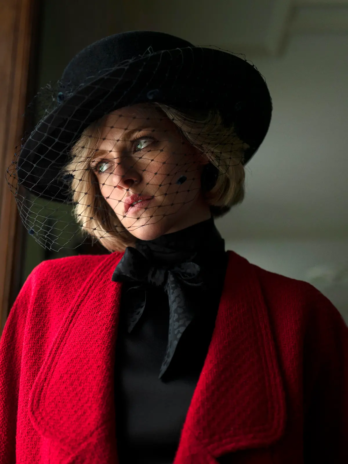 Die Dreharbeiten zu "SPENCER" haben begonnen. Der Film konzentriert sich auf ein Wochenende im Leben von Prinzessin Diana, als sie die Weihnachtsferien mit der königlichen Familie auf dem Anwesen Sandringham in Norfolk verbringt und beschließt, ihre Ehe mit Prinz Charles zu beenden. Die Dreharbeiten finden in Deutschland und Großbritannien statt, der Start ist für Herbst 2021 geplant. 2022 ist der 25. Todestag von Diana. ERSTES BILD ZUM BEGINN DER DREHARBEITEN VERÖFFENTLICHT, PABLO LARRAÍNS PRINZESSIN DIANA FILM "SPENCER" mit Kristen Stewart