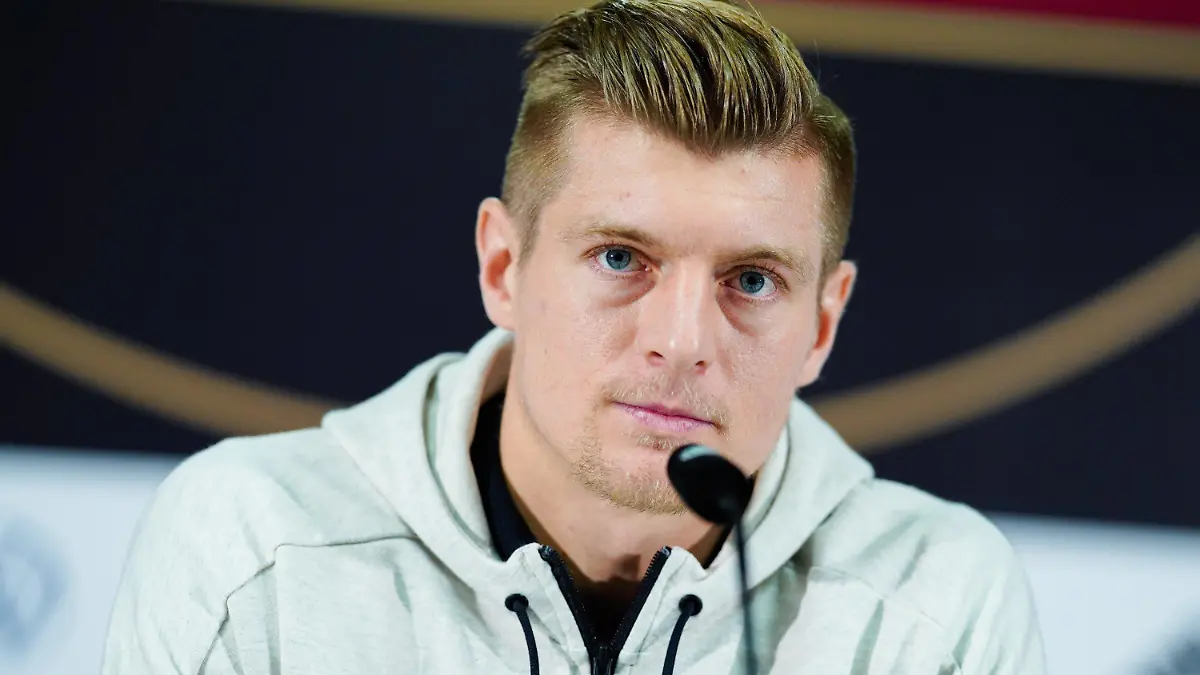 ARCHIV - 18.11.2019, Hessen, Frankfurt/Main: Fußball: EM-Qualifikation, Deutschland - Nordirland, Gruppenphase, Gruppe C, 10. Spieltag, Pressekonferenz, in der Commerzbank-Arena. Deutschlands Toni Kroos sitzt auf dem Podium. (zu dpa: Gemeinsame Aktion: Fußball-Profis um Kroos lesen Hass-Nachrichten vor) Foto: Uwe Anspach/dpa +++ dpa-Bildfunk +++