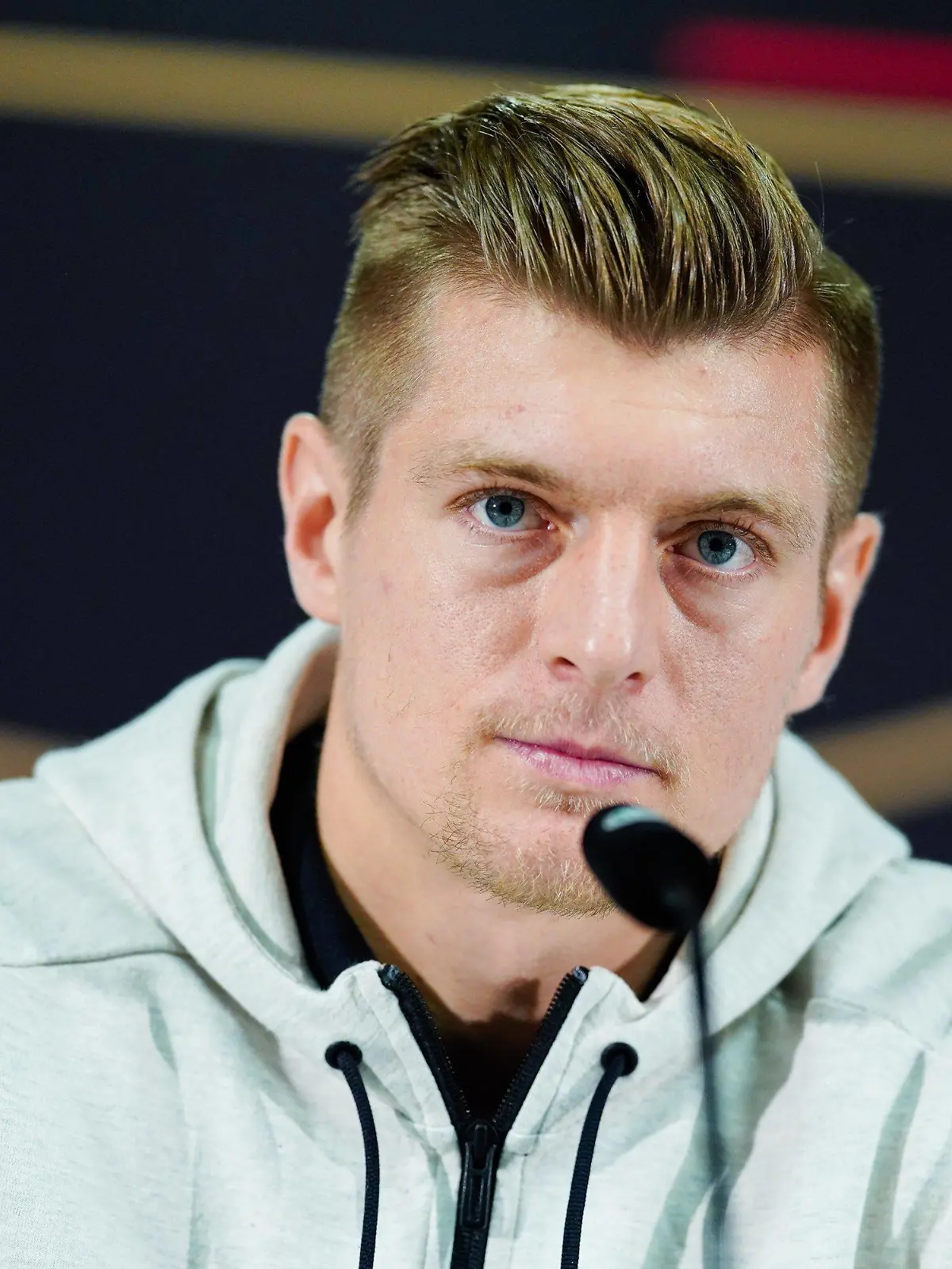 ARCHIV - 18.11.2019, Hessen, Frankfurt/Main: Fußball: EM-Qualifikation, Deutschland - Nordirland, Gruppenphase, Gruppe C, 10. Spieltag, Pressekonferenz, in der Commerzbank-Arena. Deutschlands Toni Kroos sitzt auf dem Podium. (zu dpa: Gemeinsame Aktion: Fußball-Profis um Kroos lesen Hass-Nachrichten vor) Foto: Uwe Anspach/dpa +++ dpa-Bildfunk +++