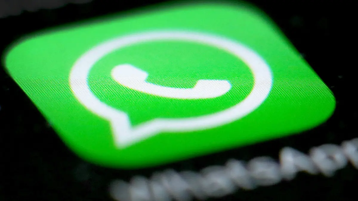 ARCHIV - 15.09.2016, Düsseldorf: Das Logo der Messenger-App WhatsApp auf dem Display eines Smartphones. Der Messaging-Dienst WhatsApp hebt bei der Umsetzung der neuen EU-Datenschutzgrundverordnung das Mindestalter für seine Nutzer von 13 auf 16 Jahre an. (zu dpa «WhatsApp erhöht Mindestalter für Nutzung auf 16 Jahre» vom 25.04.2018) Foto: Martin Gerten/dpa +++ dpa-Bildfunk +++