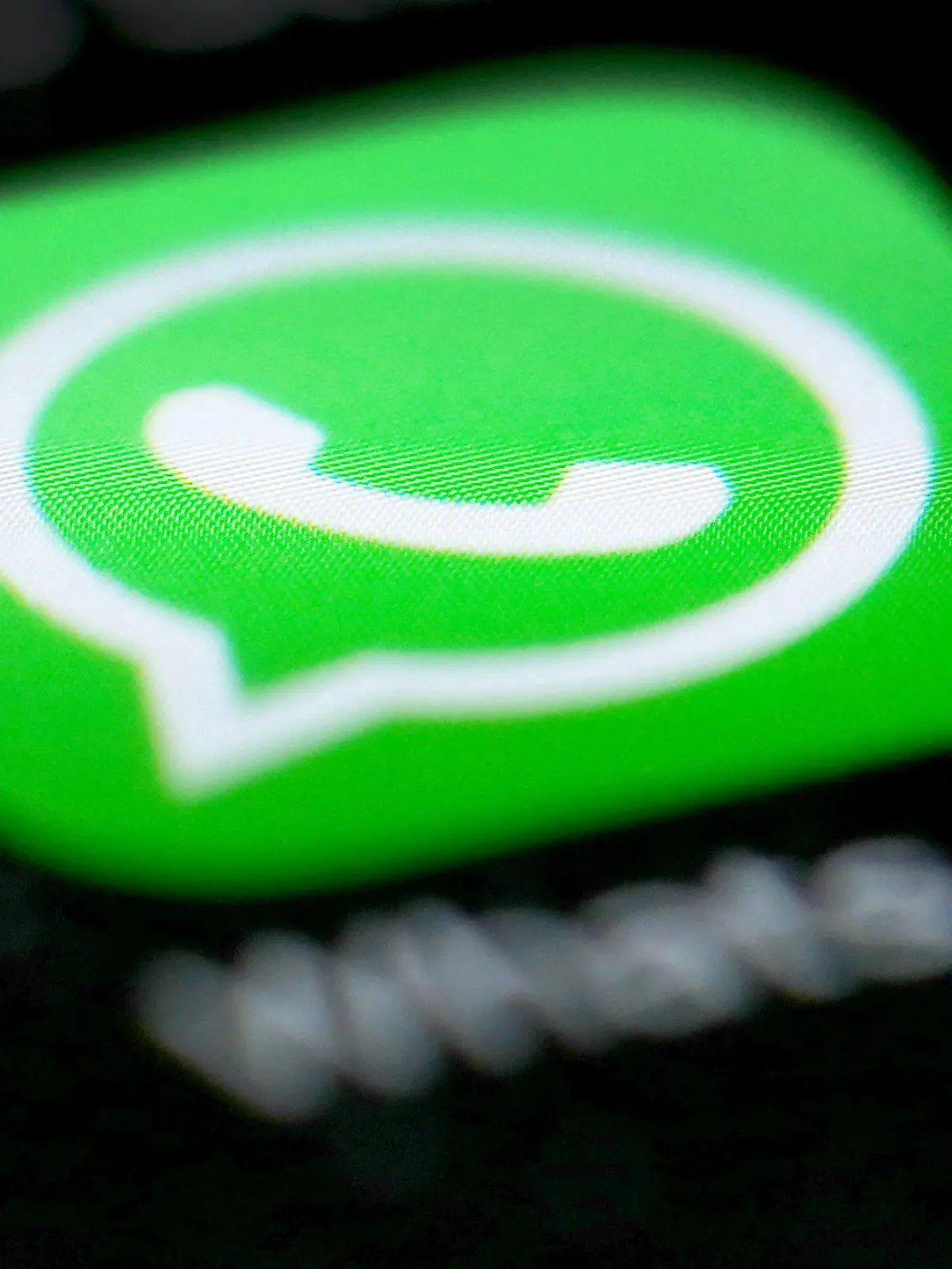 ARCHIV - 15.09.2016, Düsseldorf: Das Logo der Messenger-App WhatsApp auf dem Display eines Smartphones. Der Messaging-Dienst WhatsApp hebt bei der Umsetzung der neuen EU-Datenschutzgrundverordnung das Mindestalter für seine Nutzer von 13 auf 16 Jahre an. (zu dpa «WhatsApp erhöht Mindestalter für Nutzung auf 16 Jahre» vom 25.04.2018) Foto: Martin Gerten/dpa +++ dpa-Bildfunk +++