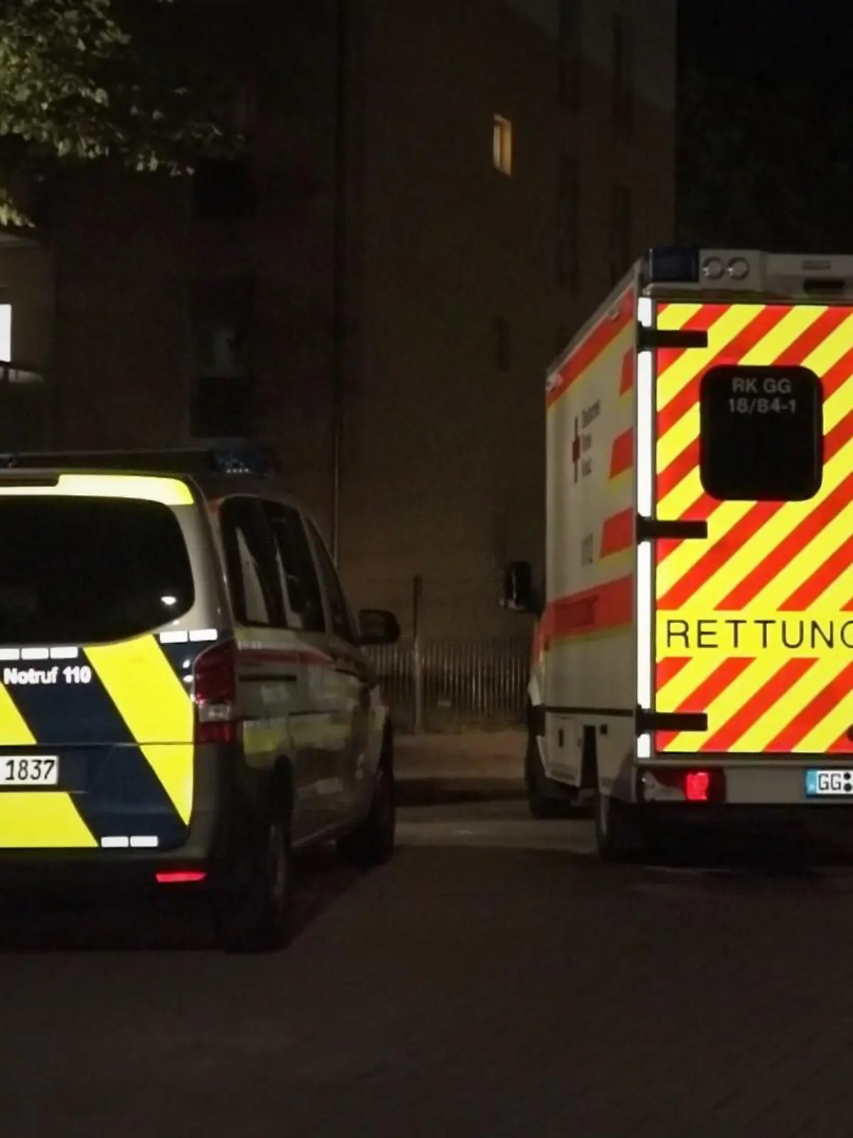 Polizisten haben einen Mann in der hessischen Stadt Groß-Gerau erschossen. Zuvor, gegen 21 Uhr, waren am Dienstagabend mehrere Notrufe im nördlichen Teil der Stadt eingegangen. Es habe eine Auseinandersetzung gegeben, heißt es.