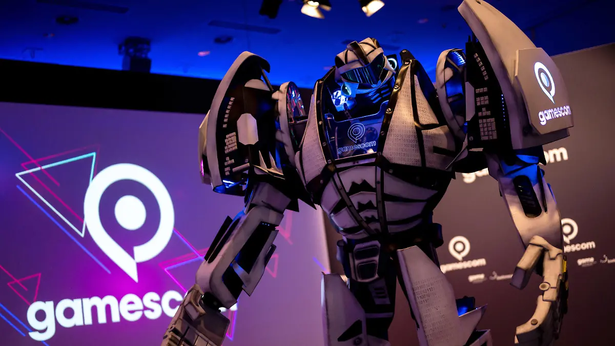 23.08.2021, Nordrhein-Westfalen, Köln: Gamesbot, das Maskottchen der Gamescom, steht während einer Pressekonferenz vor der Bühne. Am 25.8. wird die Spielemesse Gamescom eröffnet - allerdings nicht wie sonst in den Kölner Messehallen, sondern pandemiebedingt und wie schon 2020 als rein digitale Veranstaltung. Foto: Marius Becker/dpa +++ dpa-Bildfunk +++