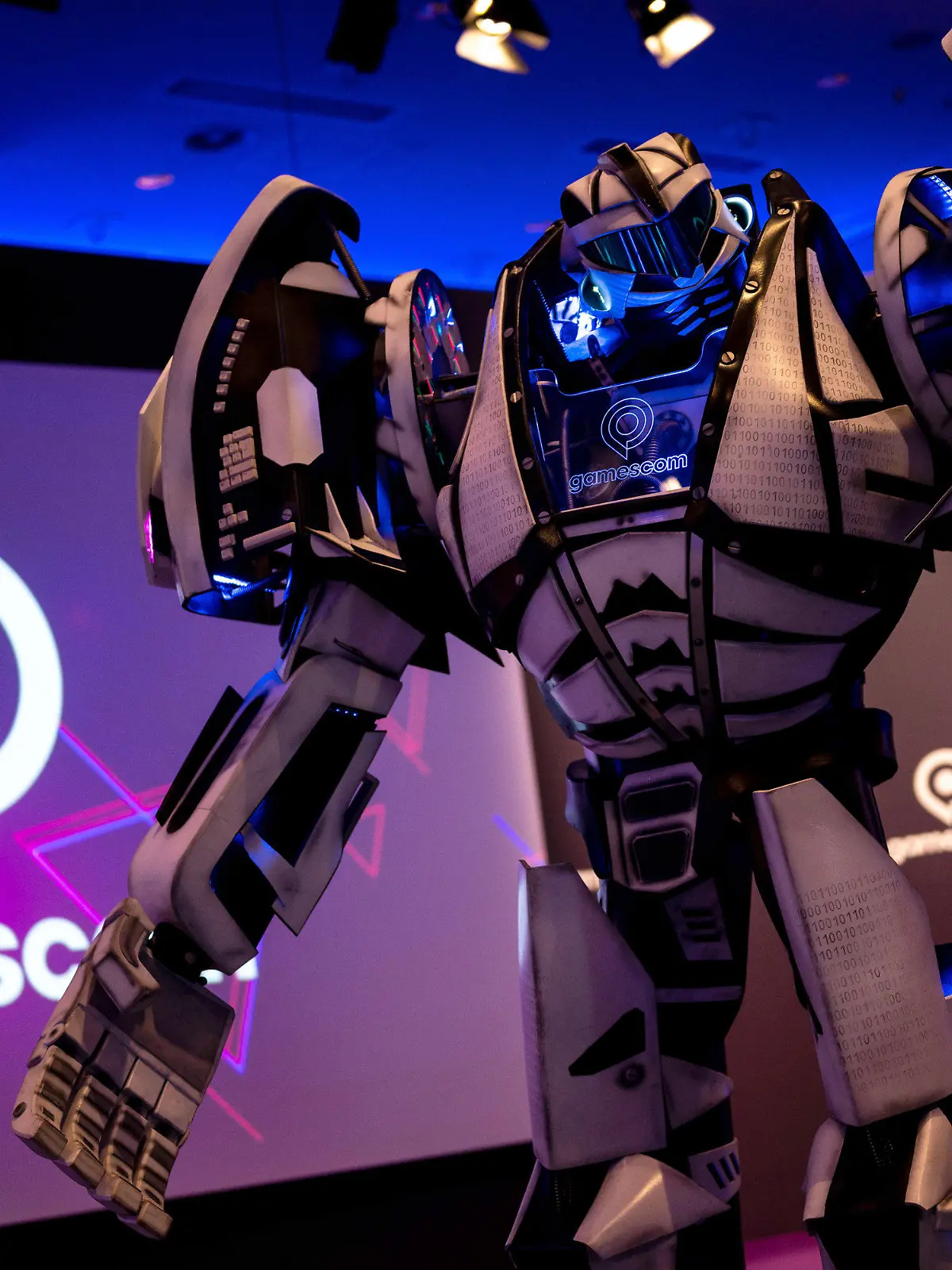23.08.2021, Nordrhein-Westfalen, Köln: Gamesbot, das Maskottchen der Gamescom, steht während einer Pressekonferenz vor der Bühne. Am 25.8. wird die Spielemesse Gamescom eröffnet - allerdings nicht wie sonst in den Kölner Messehallen, sondern pandemiebedingt und wie schon 2020 als rein digitale Veranstaltung. Foto: Marius Becker/dpa +++ dpa-Bildfunk +++