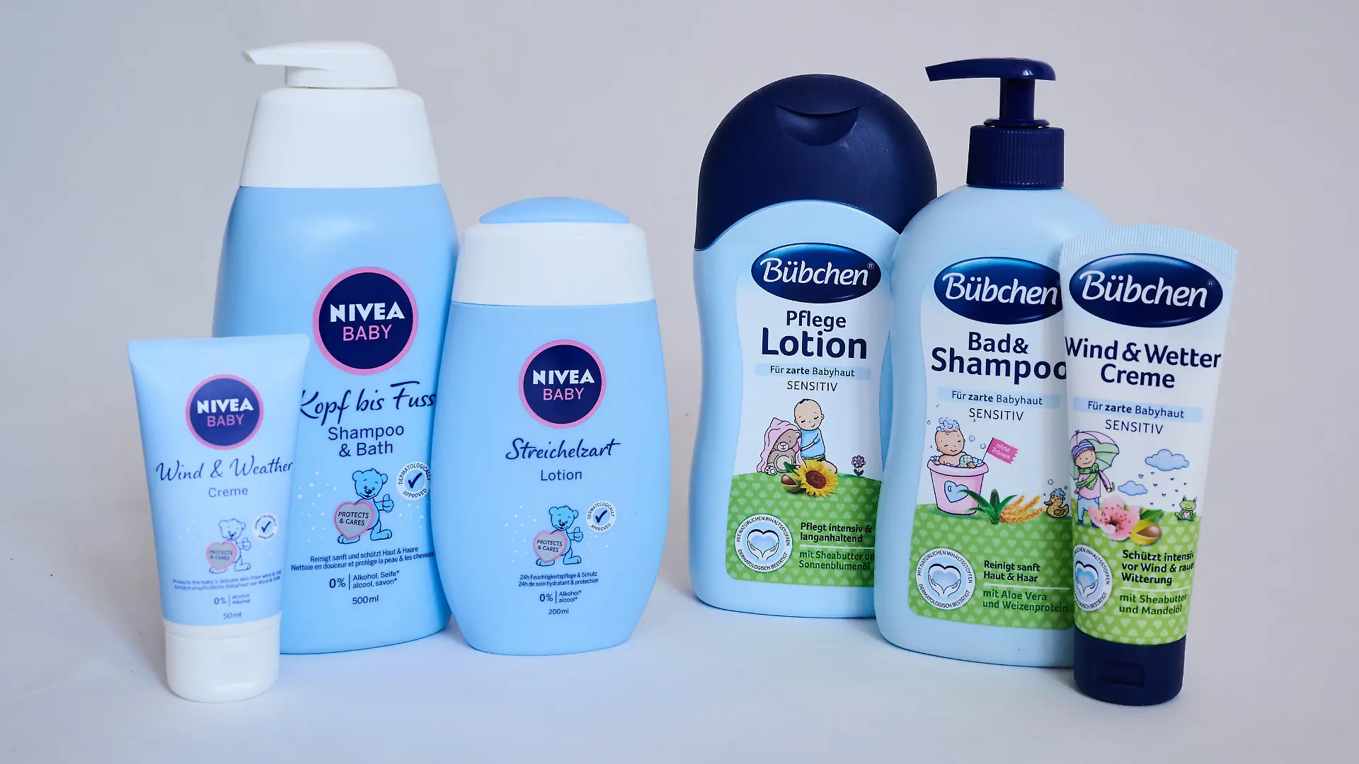 24.08.2021, Berlin: ILLUSTRATION - Unterschiedliche Pflege-Produkte für Babys der Marken Bübchen (rechte Seite) und Nivea. Der zu Katjes gehörende Babypflege-Hersteller Bübchen wirft Wettbewerber Beiersdorf vor, bei seiner Marke Nivea Baby die Aufmachung der Bübchen-Produkte nachgeahmt zu haben. Beiersdorf weist das zurück. Jetzt soll das Düsseldorfer Landgericht über den Fall entscheiden. Foto: Annette Riedl/dpa +++ dpa-Bildfunk +++