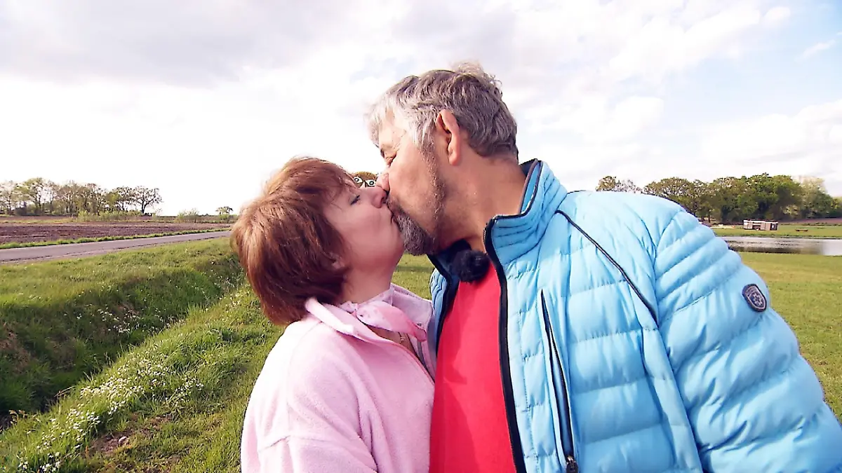 Neben der Vorstellung der neuen Bauern gibt es auch ein Wiedersehen mit Uwe und Iris Abel: Der Schweinebauer und seine Gattin lernten sich 2011 bei "Bauer sucht Frau" kennen und lieben. Jetzt blicken sie noch einmal auf ihr Kennenlernen bei Inka Bause zurück und reflektieren ihre mittlerweile bald neunjährige Liebesgeschichte.