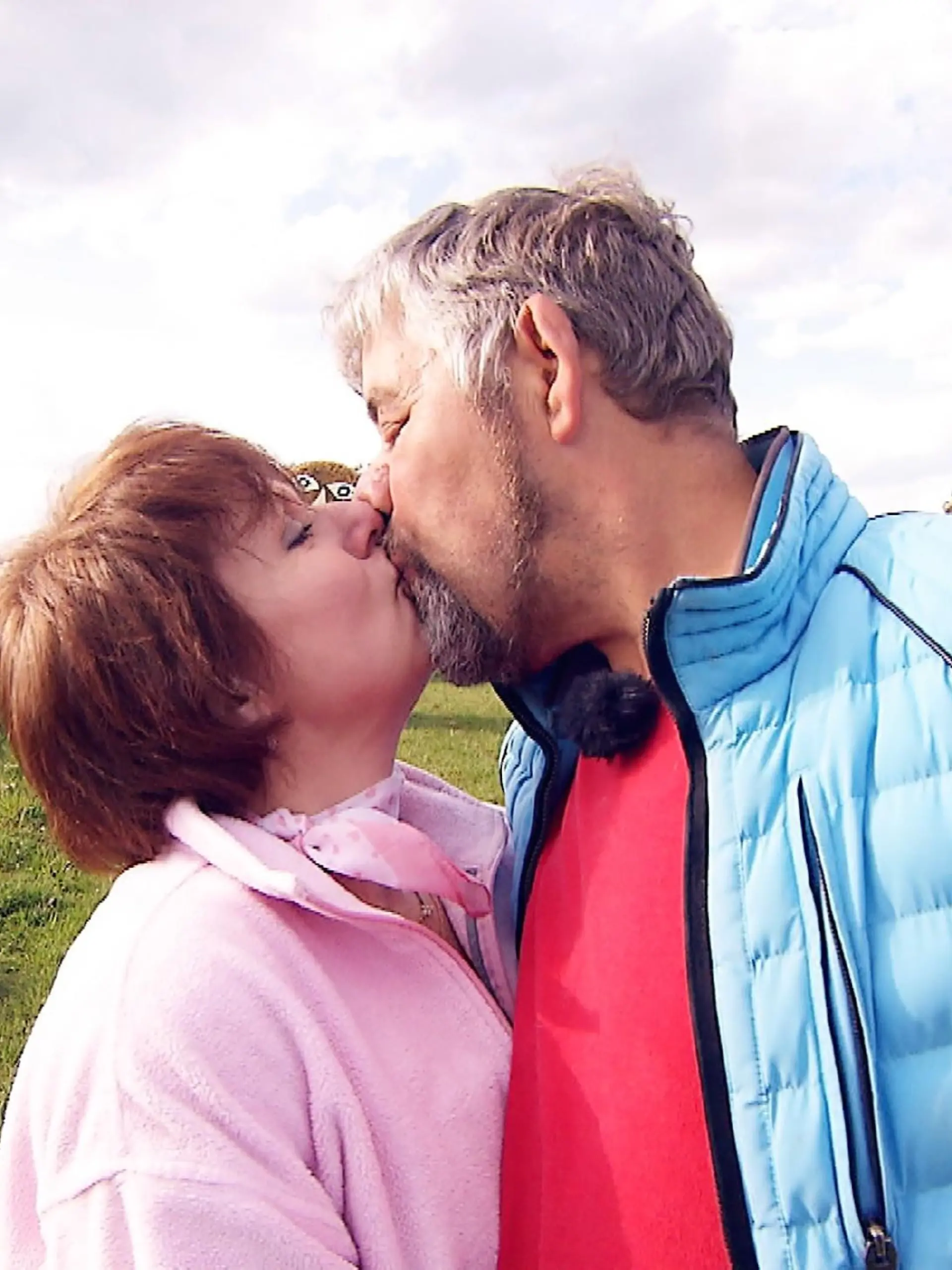 Neben der Vorstellung der neuen Bauern gibt es auch ein Wiedersehen mit Uwe und Iris Abel: Der Schweinebauer und seine Gattin lernten sich 2011 bei "Bauer sucht Frau" kennen und lieben. Jetzt blicken sie noch einmal auf ihr Kennenlernen bei Inka Bause zurück und reflektieren ihre mittlerweile bald neunjährige Liebesgeschichte.