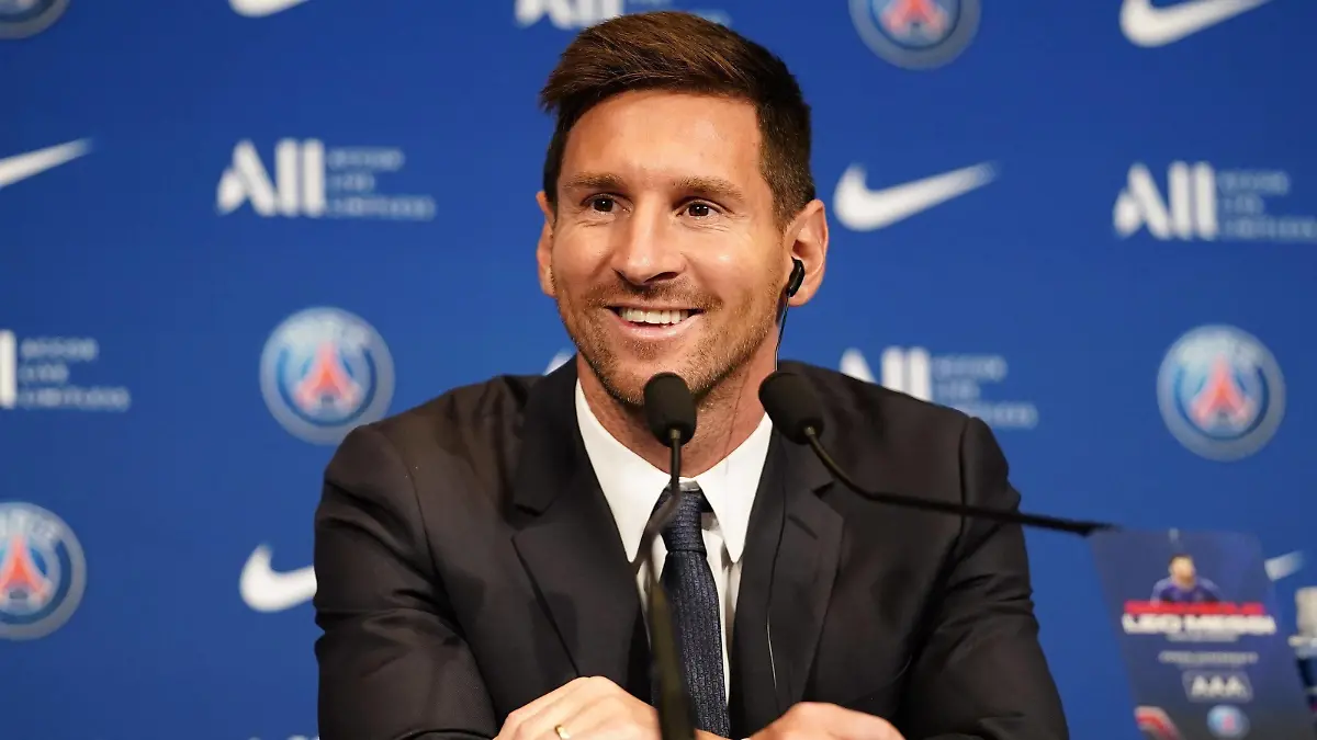 Sport Themen der Woche KW32 Sport Bilder des Tages Mandatory Credit: Photo by Dave Winter/Shutterstock 12256731m Lionel Messi during his presentation as PSG s latest signing at the Parc des Princes, Paris Lionel Messi press conference, PK, Pressekonferenz Football, Parc des Princes, Paris, France - 11 August 2021 EDITORIAL USE ONLY No use with unauthorised audio, video, data, fixture lists, club/league logos or live services. Online in-match use limited to 120 images, no video emulation. No use in betting, games or single club/league/player publications. Lionel Messi Press Conference, Football, Parc des Princes, Paris, France - 11 August 2021 EDITORIAL USE ONLY No use with unauthorised audio, video, data, fixture lists, club/league logos or live services. Online in-match use limited to 120 images, no video emulation. No use in betting, games or single club/league/player publications. PUBLICATIONxINxGERxSUIxAUTXHUNxGRExMLTxCYPxROMxBULxUAExKSAxONLY Copyright: xDavexWinter/Shutterstockx 12256731m