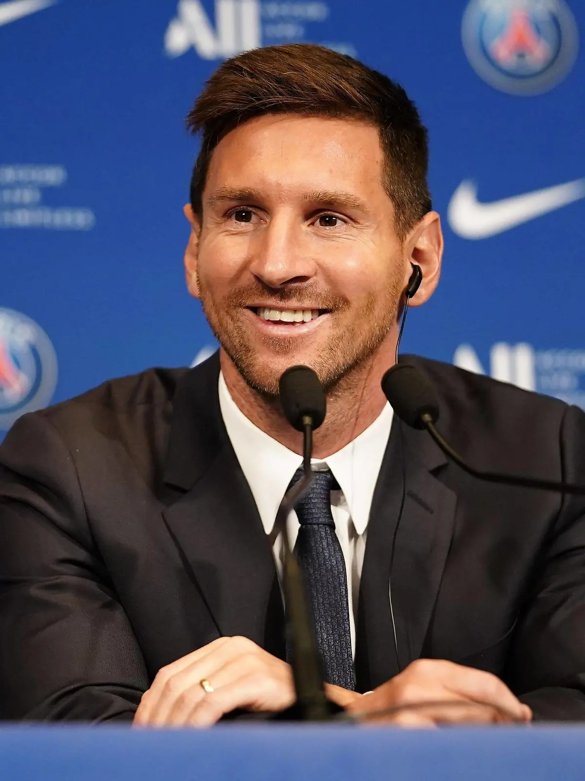 Sport Themen der Woche KW32 Sport Bilder des Tages Mandatory Credit: Photo by Dave Winter/Shutterstock 12256731m Lionel Messi during his presentation as PSG s latest signing at the Parc des Princes, Paris Lionel Messi press conference, PK, Pressekonferenz Football, Parc des Princes, Paris, France - 11 August 2021 EDITORIAL USE ONLY No use with unauthorised audio, video, data, fixture lists, club/league logos or live services. Online in-match use limited to 120 images, no video emulation. No use in betting, games or single club/league/player publications. Lionel Messi Press Conference, Football, Parc des Princes, Paris, France - 11 August 2021 EDITORIAL USE ONLY No use with unauthorised audio, video, data, fixture lists, club/league logos or live services. Online in-match use limited to 120 images, no video emulation. No use in betting, games or single club/league/player publications. PUBLICATIONxINxGERxSUIxAUTXHUNxGRExMLTxCYPxROMxBULxUAExKSAxONLY Copyright: xDavexWinter/Shutterstockx 12256731m