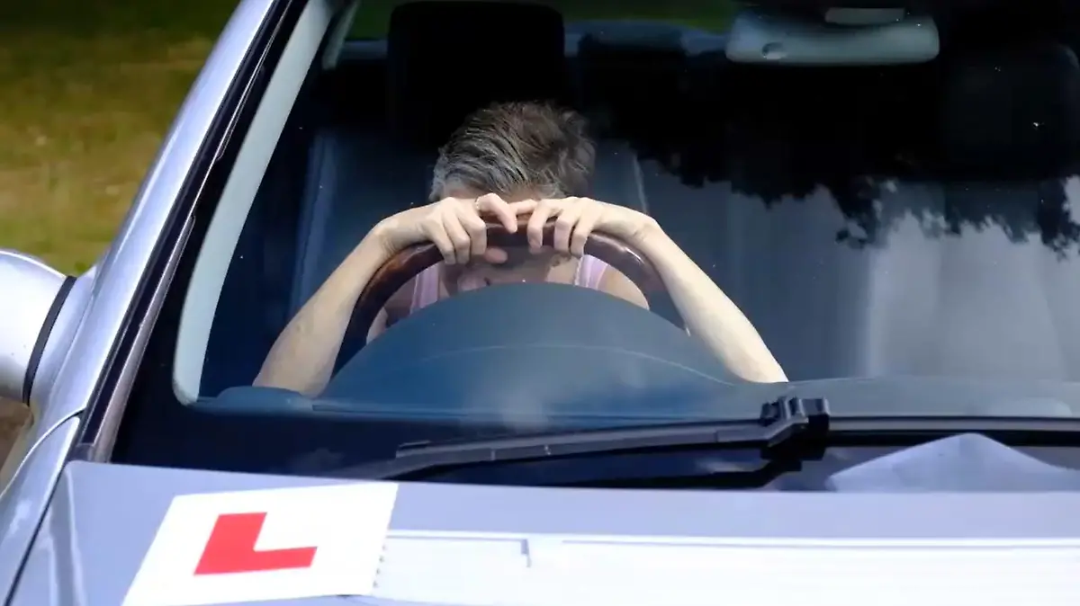 Isabelle Stedman aus England ist bei einer Fahrstunde in Ohnmacht gefallen.
