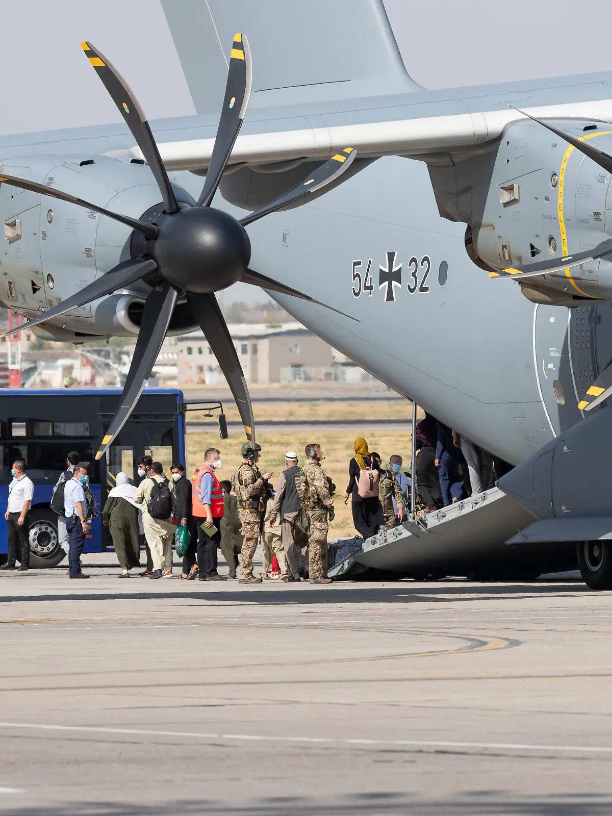 HANDOUT - 23.08.2021, Usbekistan, Taschkent: Ankunft eines Airbus A400M der Bundeswehr mit Schutzbedürftigen aus Kabul. Die Bundeswehr hat weitere deutsche Staatsbürger und afghanische Ortskräfte aus Kabul evakuiert. Foto: Marc Tessensohn/Bundeswehr/dpa - ACHTUNG: Nur zur redaktionellen Verwendung im Zusammenhang mit der aktuellen Berichterstattung und nur mit vollständiger Nennung des vorstehenden Credits +++ dpa-Bildfunk +++