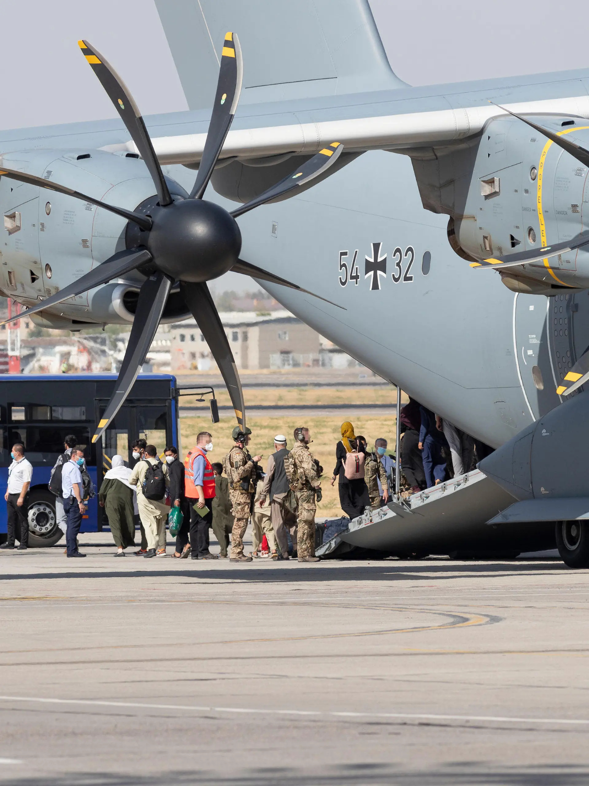 HANDOUT - 23.08.2021, Usbekistan, Taschkent: Ankunft eines Airbus A400M der Bundeswehr mit Schutzbedürftigen aus Kabul. Die Bundeswehr hat weitere deutsche Staatsbürger und afghanische Ortskräfte aus Kabul evakuiert. Foto: Marc Tessensohn/Bundeswehr/dpa - ACHTUNG: Nur zur redaktionellen Verwendung im Zusammenhang mit der aktuellen Berichterstattung und nur mit vollständiger Nennung des vorstehenden Credits +++ dpa-Bildfunk +++