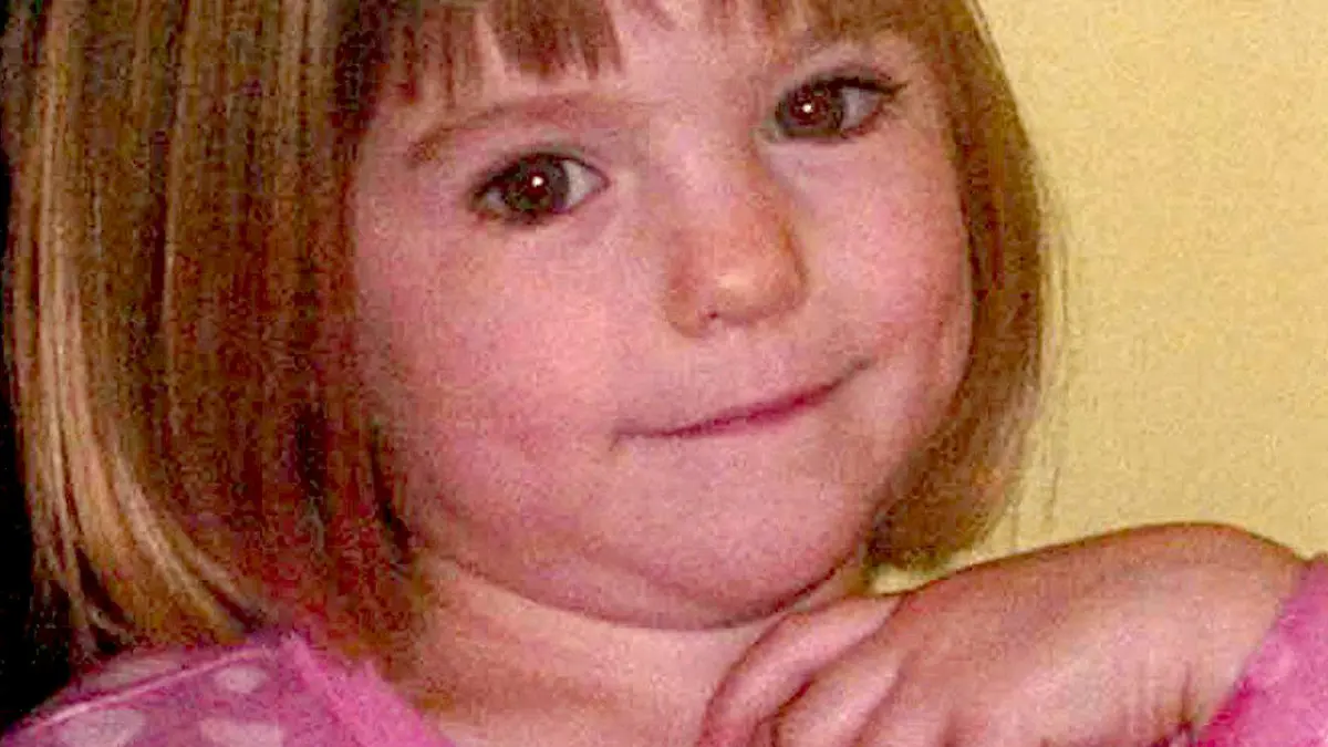 ARCHIV - Das Foto vom 04.05.2007 zeigt die kleine Madeleine McCann (Maddie), die in Praia da Luz in Lagos, Portugal, spurlos verschwand. Der Fall der seit sechs Jahren vermissten Madeleine «Maddie» McCann wird in einer «Aktenzeichen XY...ungelöst»-Sendung unter die Lupe genommen. Bei der um 30 Minuten längeren Ausgabe der Sendung am kommenden Mittwoch (16. Oktober/20.15 Uhr) werden auch die Eltern des Mädchens zu Gast sein, wie das ZDF mitteilte.  EPA/LUIS FORRA (zu dpa "Fall Maddie im ZDF: Phantombilder mit deutschsprachigen Männern" vom 14.10.2013) +++(c) dpa - Bildfunk+++