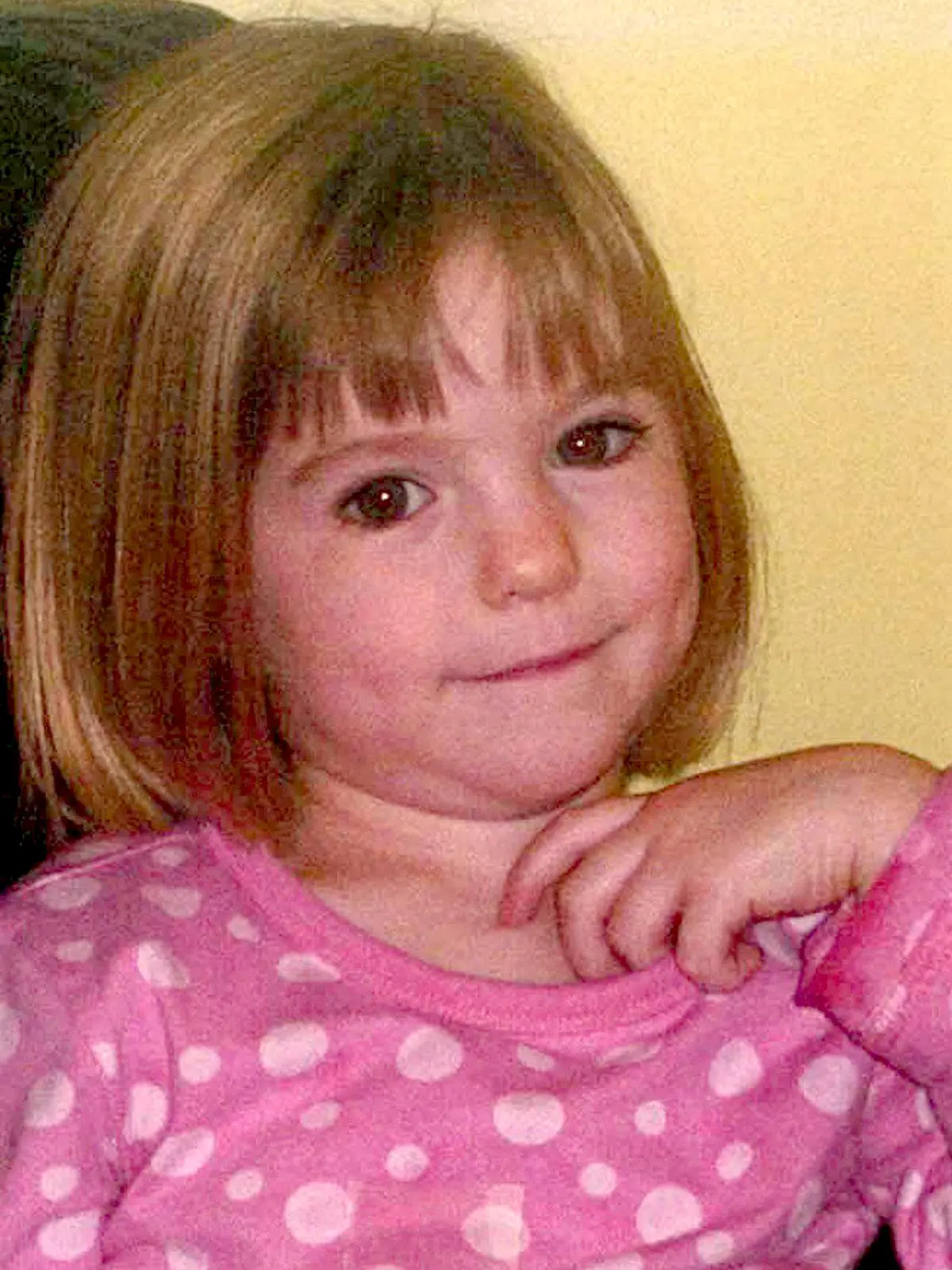 ARCHIV - Das Foto vom 04.05.2007 zeigt die kleine Madeleine McCann (Maddie), die in Praia da Luz in Lagos, Portugal, spurlos verschwand. Der Fall der seit sechs Jahren vermissten Madeleine «Maddie» McCann wird in einer «Aktenzeichen XY...ungelöst»-Sendung unter die Lupe genommen. Bei der um 30 Minuten längeren Ausgabe der Sendung am kommenden Mittwoch (16. Oktober/20.15 Uhr) werden auch die Eltern des Mädchens zu Gast sein, wie das ZDF mitteilte.  EPA/LUIS FORRA (zu dpa "Fall Maddie im ZDF: Phantombilder mit deutschsprachigen Männern" vom 14.10.2013) +++(c) dpa - Bildfunk+++