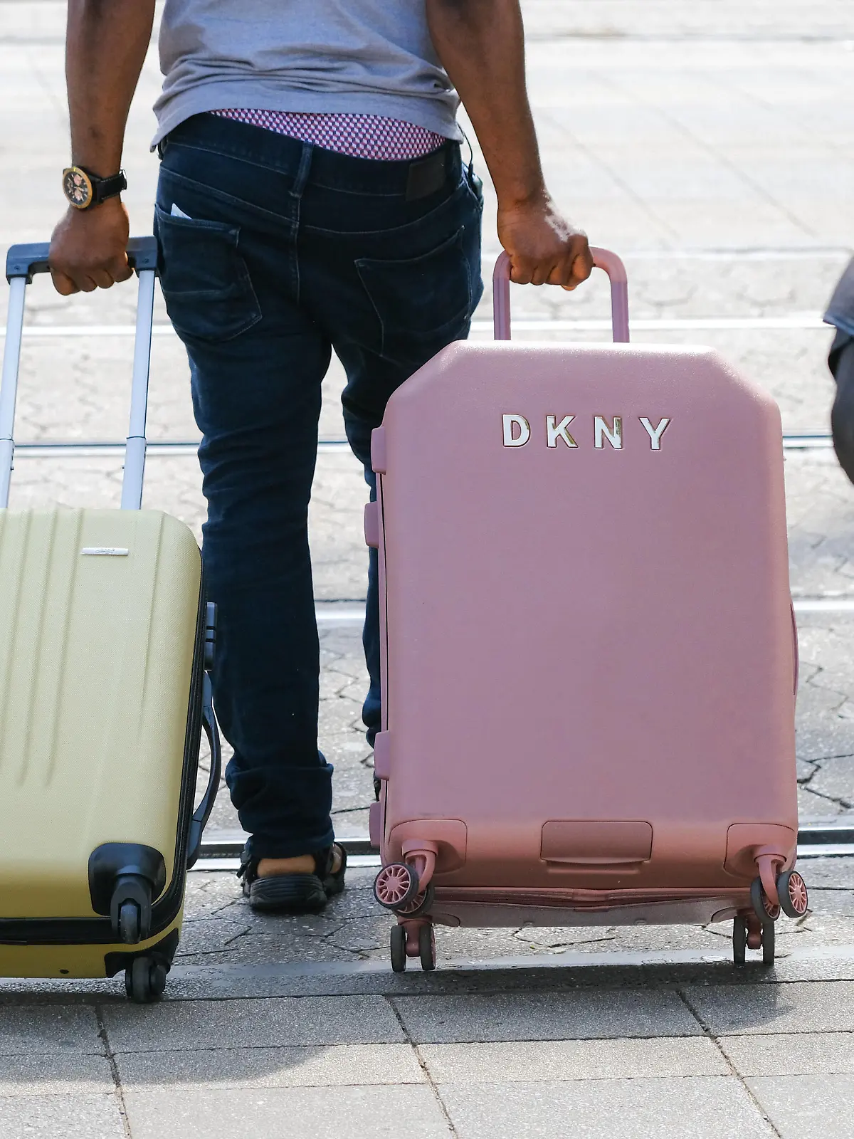  Düsseldorf 11.08.2021 Reise Reisen Urlaub Urlaubsboom Ausflug Städtetour Sightseeing Wochenendreise Wochenendtrips Wochenende Kurzurlaub Verschnaufpause Trolley Rollkoffer Teleskopstange Pandemie Lockdown Corona Covid Geschäftsreise Kurztrip Fussgänger Touristen Touristinnen Fernreisen Flugreisen Busreise Zugreise Gepäck Reisegepäck GDL Bahnstreik Deutsche Bahn Bundesbahn Düsseldorf Nordrhein-Westfalen Deutschland *** Düsseldorf 11 08 2021 travel travel holidays vacation boom excursion city trip sightseeing weekend trip weekend trip weekend short holiday breather trolley rolling suitcase telescopic pole pandemic lockdown corona covid business trip short trip pedestrian tourists tourists long distance travel air travel bus travel tr 