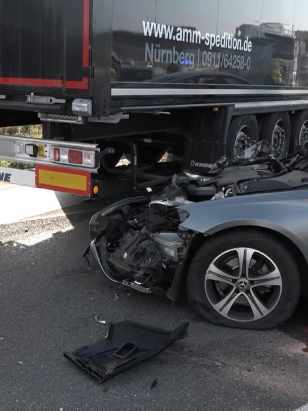 Ein LKW hat die Mittelleitplanke durchbrochen, vier Autos sind in den Lastwagen gekracht. Elf Menschen wurden dabei verletzt, darunter auch vier Kinder.
