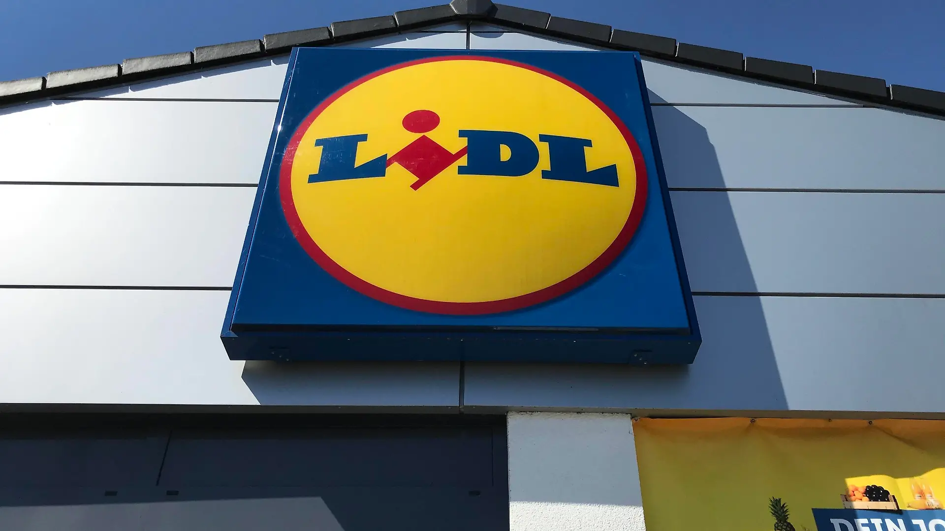 Das Logo der Supermarkt Kette Lidl an über einer Filiale 06.08.2020 *** The logo of the supermarket chain Lidl on above a branch 06 08 2020