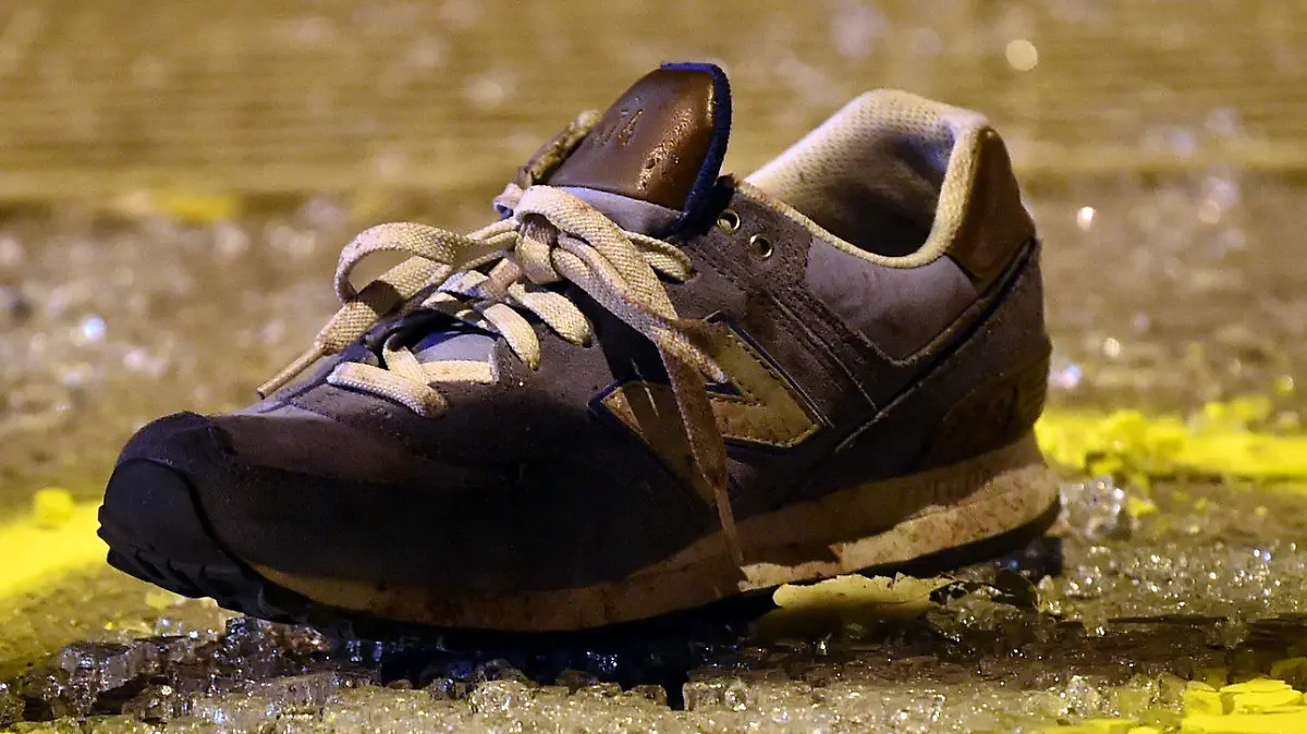 Ein Turnschuh liegt am 14.10.2017 in Berlin an einer Unfallstelle. Ein Auto war in wartende Fahrgäste an einer Tram-Haltestelle gefahren. (zu dpa "Auto kracht in Straßenbahnhaltestelle - Frau stirbt in Berlin" am 14.10.2017) Foto: Britta Pedersen/dpa-Zentralbild/dpa +++(c) dpa - Bildfunk+++