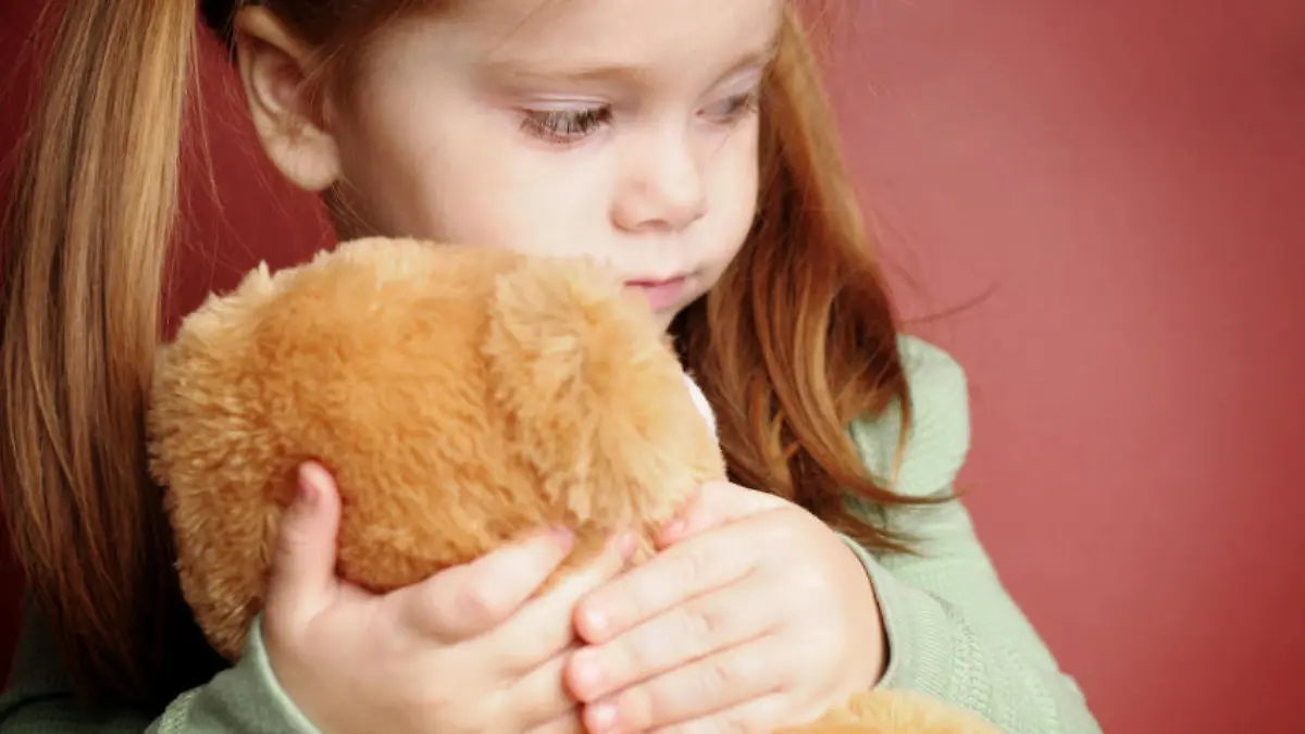 iStock 000008142546Small kind kleinkind mdchen teddy traurig kuscheltier krank
