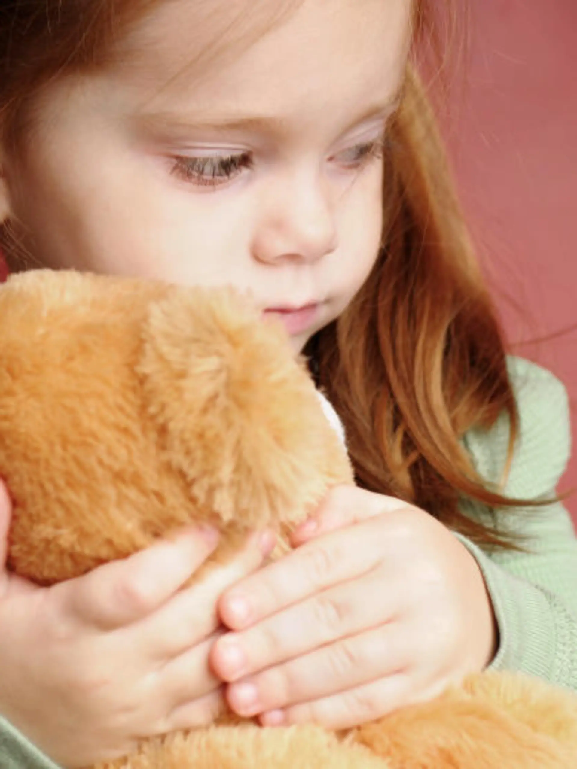 iStock 000008142546Small kind kleinkind mdchen teddy traurig kuscheltier krank