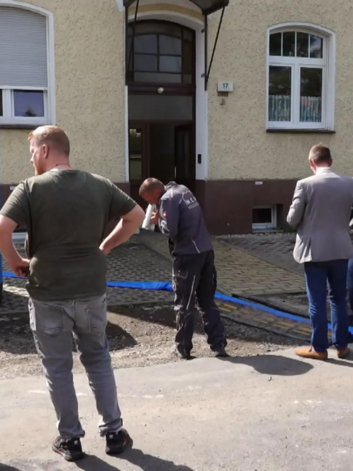 Elf Bewohner eines Hauses in Oranienburg bei Berlin wissen nicht wie es weitergehen soll. Droht ihnen sogar die Obdachlosigkeit? Der Grund: Es besteht plötzlich  Einsturzgefahr - ausgelöst wahrscheinlich durch Bauarbeiten auf dem Nachbargrundstück. Doch der Baustellen-Verantwortliche will davon nichts wissen. Und meint sogar die Feuerwehr, die das Haus geräumt hat, würde übertrieben handeln.