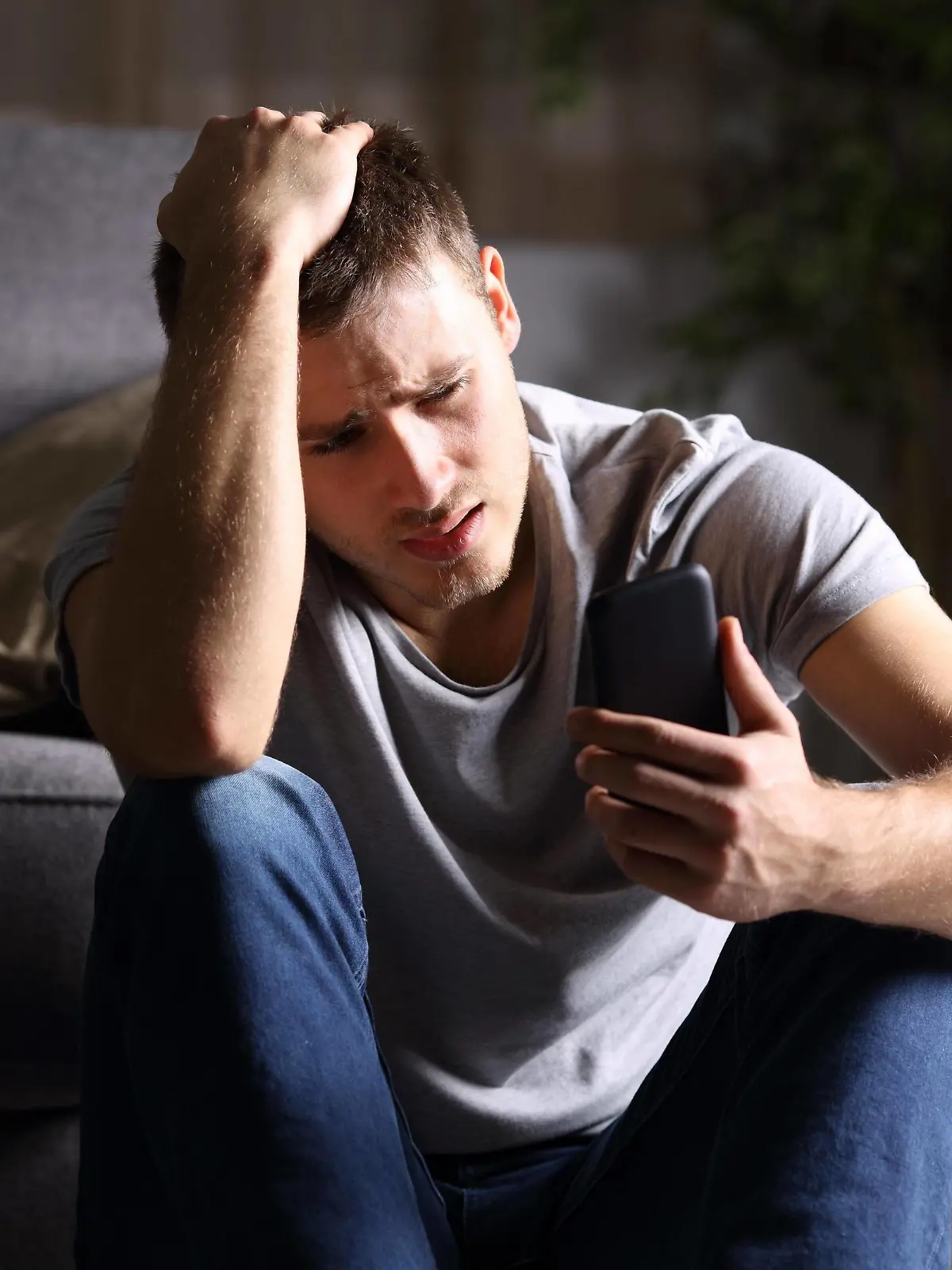  Sad man checking mobile phone ,model released, Symbolfoto PUBLICATIONxINxGERxSUIxAUTxONLY Copyright: xAntonioGuillemx Panthermedia26591660