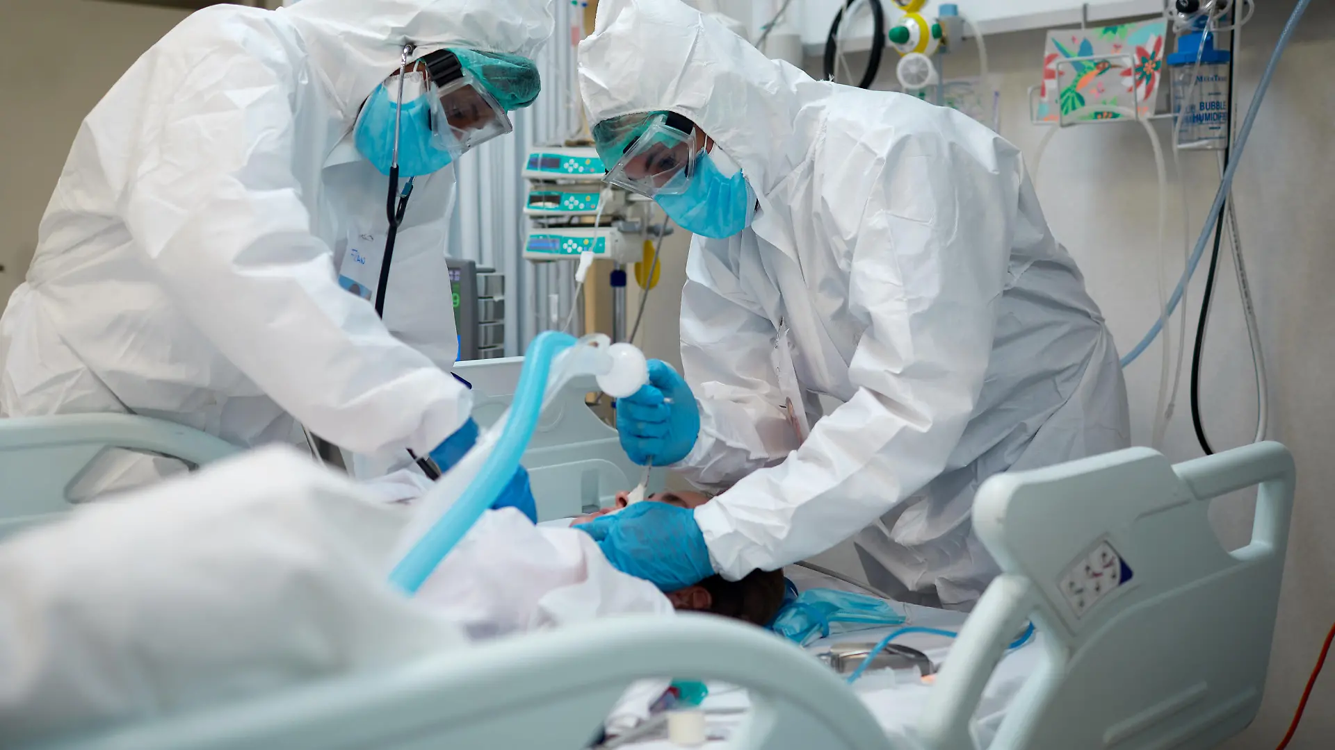 stayHOMEmasks Hospital COVID
Healthcare workers during an intubation procedure to a COVID patient