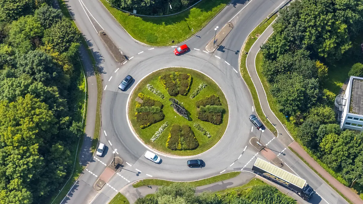 Luftbild, Kreisverkehr Rhynerner Straße am Gewerbegebiet InlogParc in Westerbönen, LKW im Kreisverkehr, Bönen, Ruhrgebiet, Nordrhein-Westfalen, Deutschland ACHTUNGxMINDESTHONORARx60xEURO *** Aerial view, roundabout Rhynerner Straße at the industrial area InlogParc in Westerbönen, truck in the roundabout, Bönen, Ruhr area, North Rhine Westphalia, Germany ATTENTIONxMINESTHONORARx60xEURO 