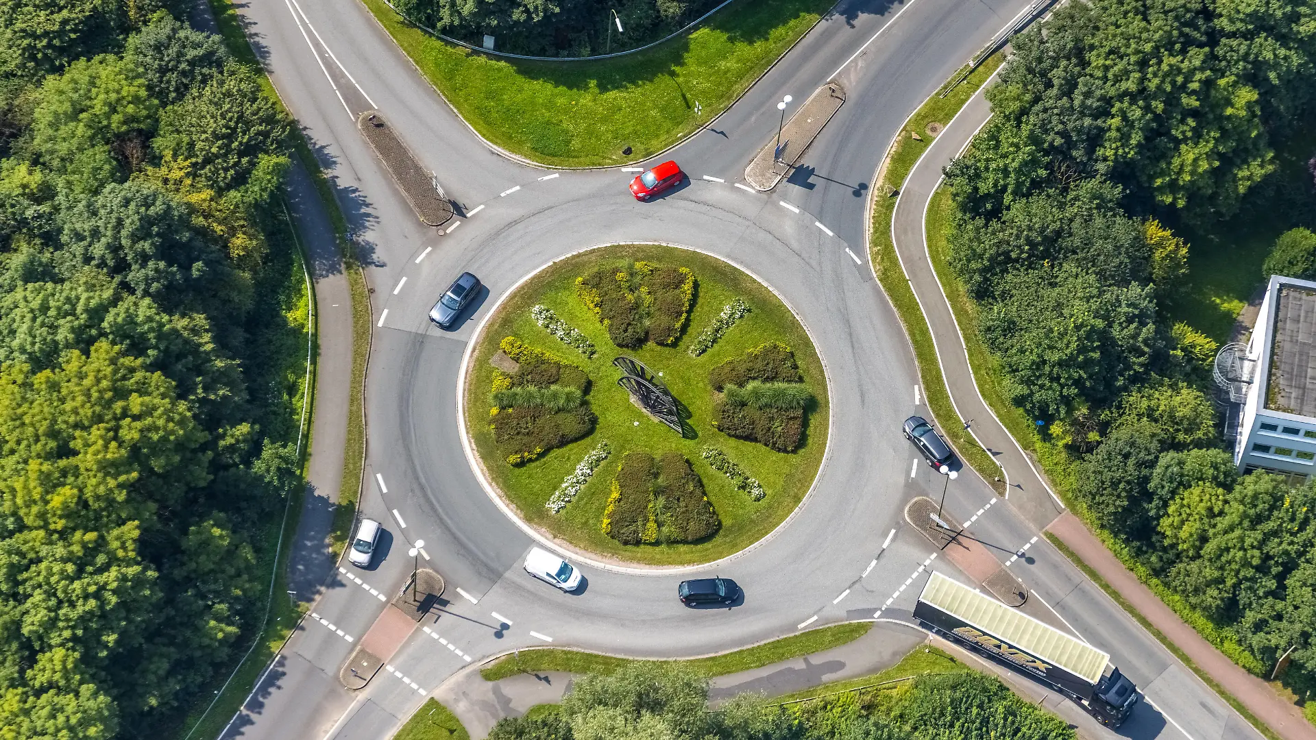 Luftbild, Kreisverkehr Rhynerner Straße am Gewerbegebiet InlogParc in Westerbönen, LKW im Kreisverkehr, Bönen, Ruhrgebiet, Nordrhein-Westfalen, Deutschland ACHTUNGxMINDESTHONORARx60xEURO *** Aerial view, roundabout Rhynerner Straße at the industrial area InlogParc in Westerbönen, truck in the roundabout, Bönen, Ruhr area, North Rhine Westphalia, Germany ATTENTIONxMINESTHONORARx60xEURO