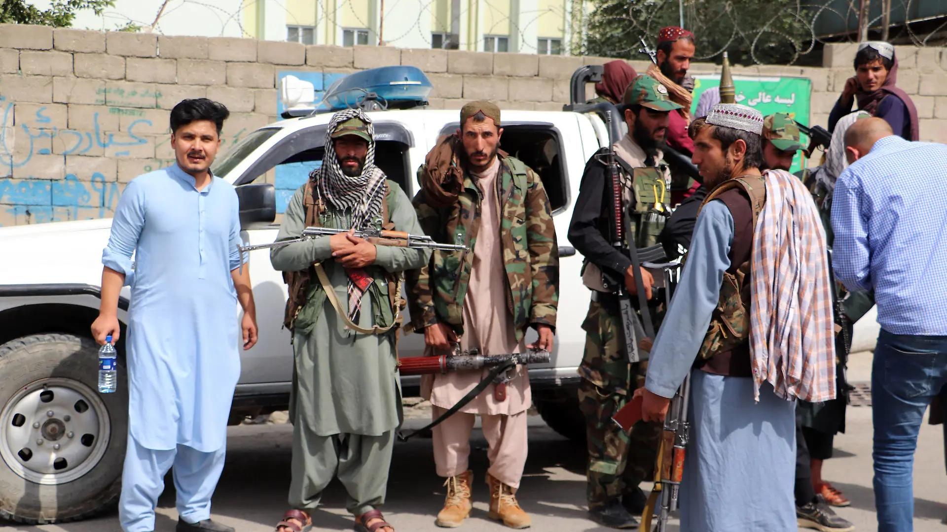  Taliban fighters patrol in the streets of a neighborhood in Kabul, Afghanistan, on Sunday, August. 22, 2021. PUBLICATIONxINxGERxSUIxAUTxHUNxONLY AFG2021082201 BashirxDarwish