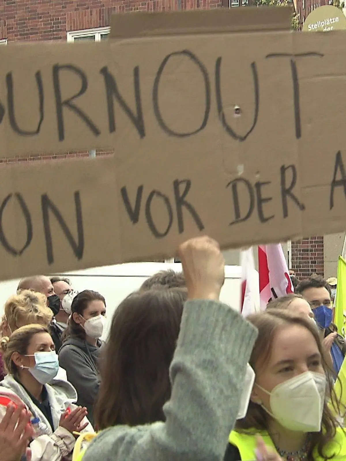 Pflegeazubis der Charite und Vivantes demonstrieren in Berlin für bessere Arbeitsbedingungen.
