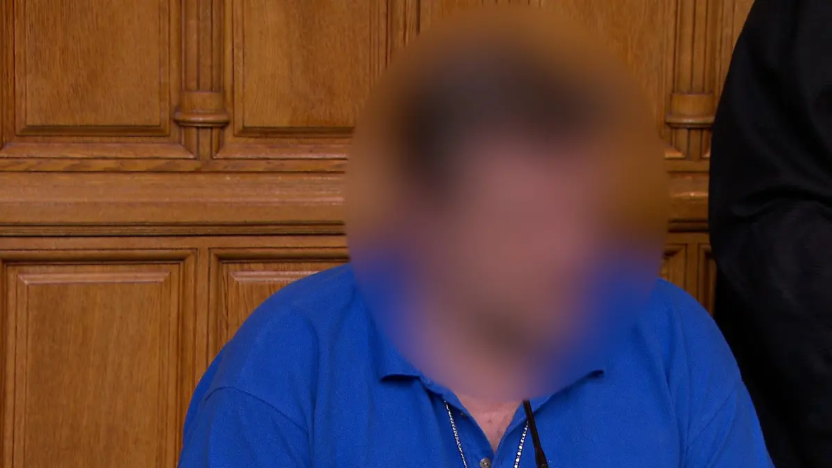 Der Angeklagte Walter B. hat 150 Seiten aufgeschrieben, die er am Landgericht Bremen vorträgt.