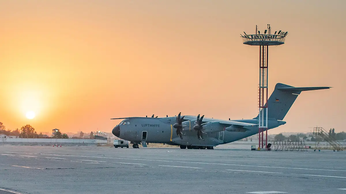 HANDOUT - 19.08.2021, Usbekistan, Taschkent: Ein militärisches Transportflugzeug, ein Airbus A400M der deutschen Luftwaffe, steht auf dem Flughafen von Taschkent. Nach der Machtübernahme der Taliban in Afghanistan hat die Bundeswehr unter schwierigsten Bedingungen eine Luftbrücke zur Evakuierung von Deutschen und Afghanen eingerichtet. Foto: Marc Tessensohn/Bundeswehr/dpa - ACHTUNG: Nur zur redaktionellen Verwendung im Zusammenhang mit der aktuellen Berichterstattung und nur mit vollständiger Nennung des vorstehenden Credits +++ dpa-Bildfunk +++