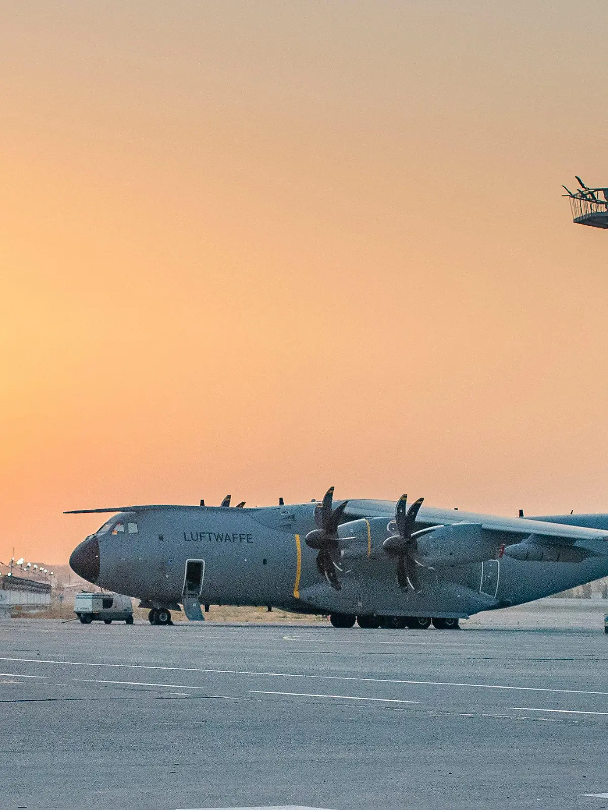 HANDOUT - 19.08.2021, Usbekistan, Taschkent: Ein militärisches Transportflugzeug, ein Airbus A400M der deutschen Luftwaffe, steht auf dem Flughafen von Taschkent. Nach der Machtübernahme der Taliban in Afghanistan hat die Bundeswehr unter schwierigsten Bedingungen eine Luftbrücke zur Evakuierung von Deutschen und Afghanen eingerichtet. Foto: Marc Tessensohn/Bundeswehr/dpa - ACHTUNG: Nur zur redaktionellen Verwendung im Zusammenhang mit der aktuellen Berichterstattung und nur mit vollständiger Nennung des vorstehenden Credits +++ dpa-Bildfunk +++