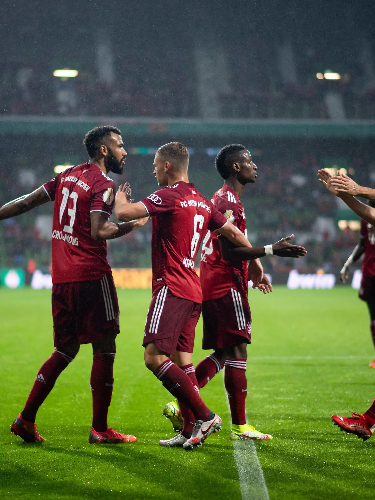  Jamal Musiala FC Bayern Muenchen 42, Eric Maxim Choupo-Moting FC Bayern Muenchen 13, Joshua Kimmich FC Bayern Muenchen 6, Bouna Sarr FC Bayern Muenchen 20, Thomas Mueller FC Bayern Muenchen 25 Leroy Sane FC Bayern Muenchen 10 jubeln ueber das Tor, GER, Bremer SV vs. FC Bayern Muenchen, Fussball, DFB Pokal 1. Runde, 25.08.2021, Spielzeit 2021/2022 DFB REGULATIONS PROHIBIT ANY USE OF PHOTOGRAPHS AS IMAGE SEQUENCES AND/OR QUASI-VIDEO GER, Bremer SV vs. FC Bayern Muenchen, Fussball, DFB Pokal 1. Runde, 25.08.2021, Spielzeit 2021/2022 Bremen *** Jamal Musiala FC Bayern Muenchen 42 , Eric Maxim Choupo Moting FC Bayern Muenchen 13 , Joshua Kimmich FC Bayern Muenchen 6 , Bouna Sarr FC Bayern Muenchen 20 , Thomas Mueller FC Bayern Muenchen 25 Leroy Sane FC Bayern Muenchen 10 cheer about the goal, GER, Bremer SV vs FC Bayern Muenchen, Football, DFB Pokal 1 Round, 25 08 2021, Season 2021 2022 DFB REGULATIONS PROHIBIT ANY USE OF PHOTOGRAPHS AS IMAGE SEQUENCES AND OR QUASI VIDEO GER, Bremer SV vs FC Bayern Muenchen, Football, DFB Pokal 1 Round, 25 08 2021, Season 2021 2022 Bremen Copyright: xEIBNER/MichaelxMemmlerx EP_MMR