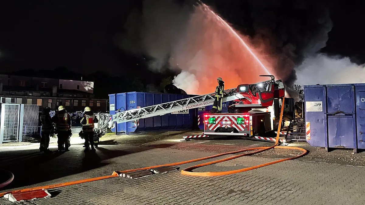 Ein Feuer in einem alten Reifenlager sorgt in Bochum für einen Großeinsatz. Wegen der starken Rauchentwicklung ist auch die A40 gesperrt worden.