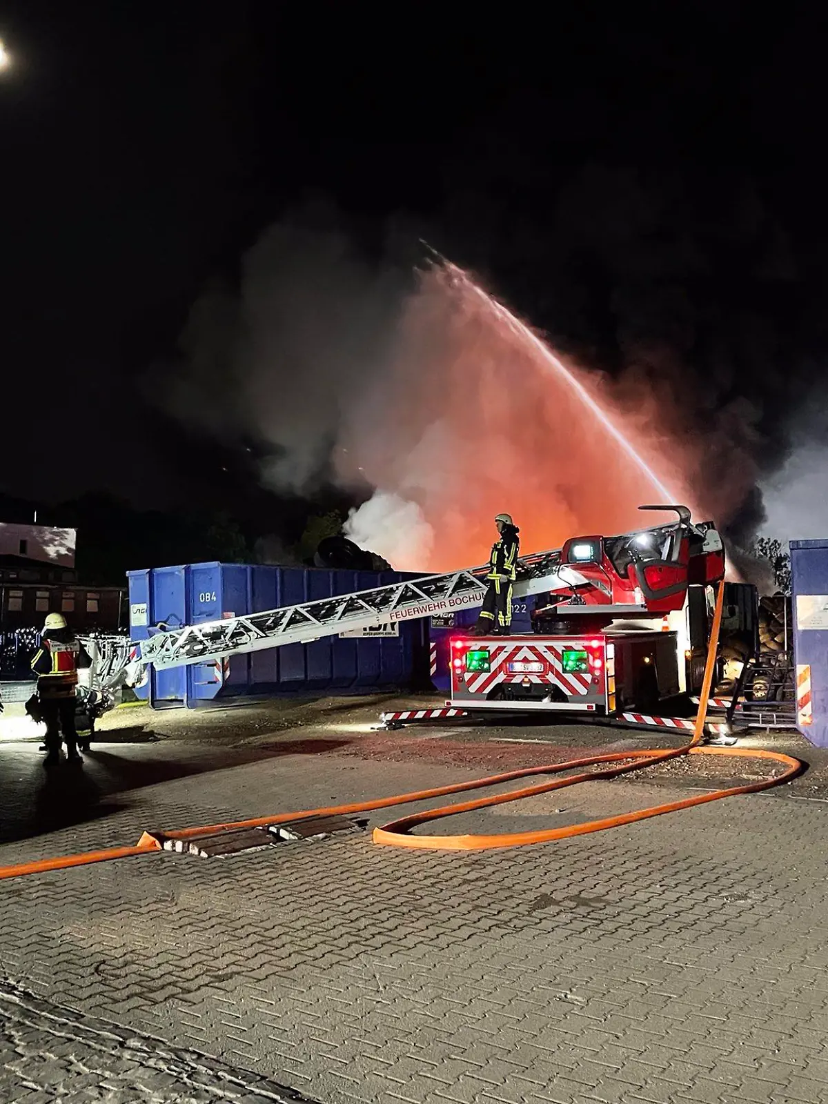 Ein Feuer in einem alten Reifenlager sorgt in Bochum für einen Großeinsatz. Wegen der starken Rauchentwicklung ist auch die A40 gesperrt worden.