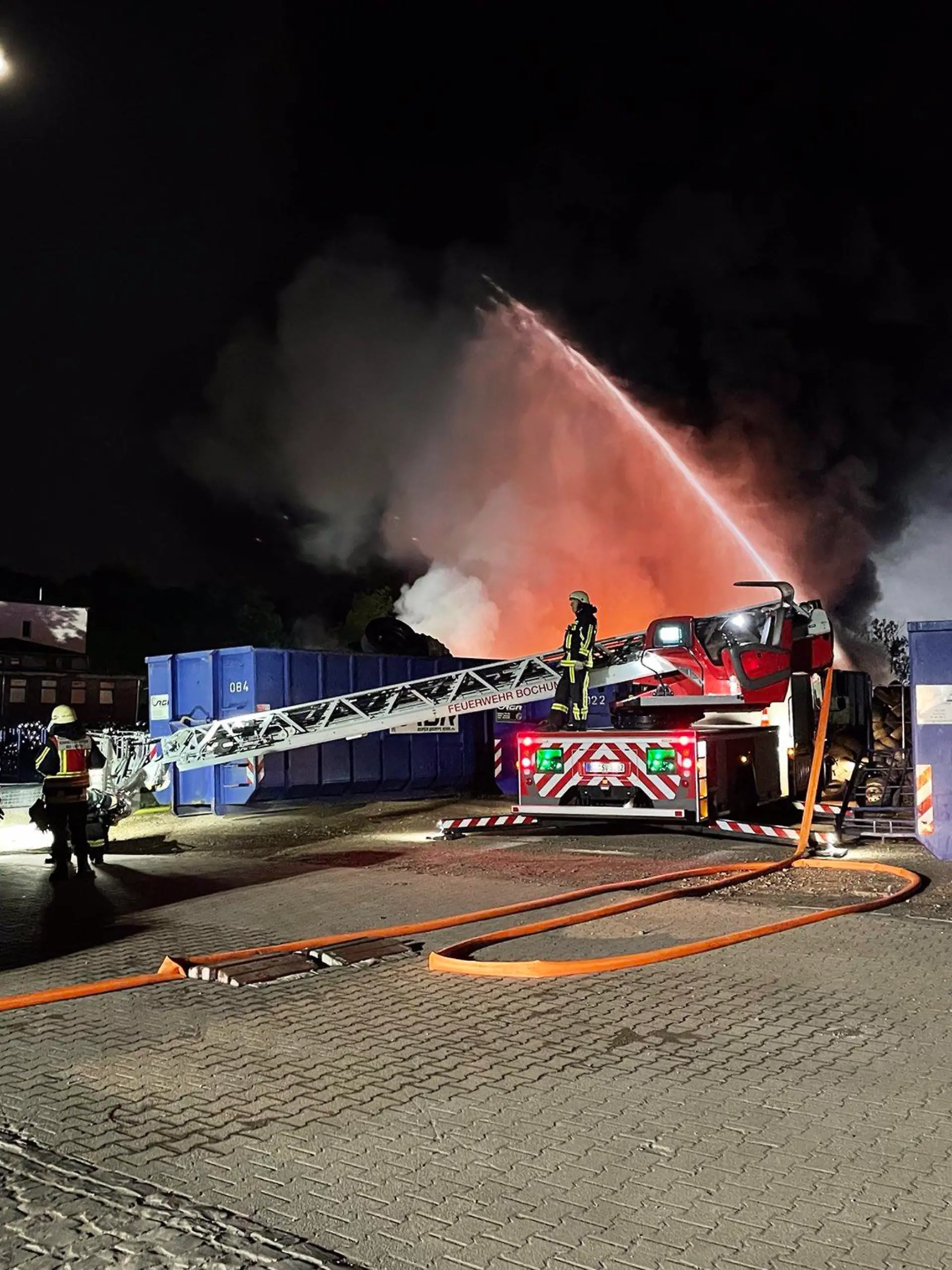 Ein Feuer in einem alten Reifenlager sorgt in Bochum für einen Großeinsatz. Wegen der starken Rauchentwicklung ist auch die A40 gesperrt worden.