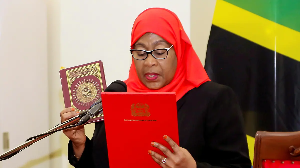 FILE PHOTO: Tanzania's new President Samia Suluhu Hassan takes oath of office following the death of her predecessor John Pombe Magufuli at State House in Dar es Salaam, Tanzania March 19, 2021. REUTERS/Stringer/File Photo