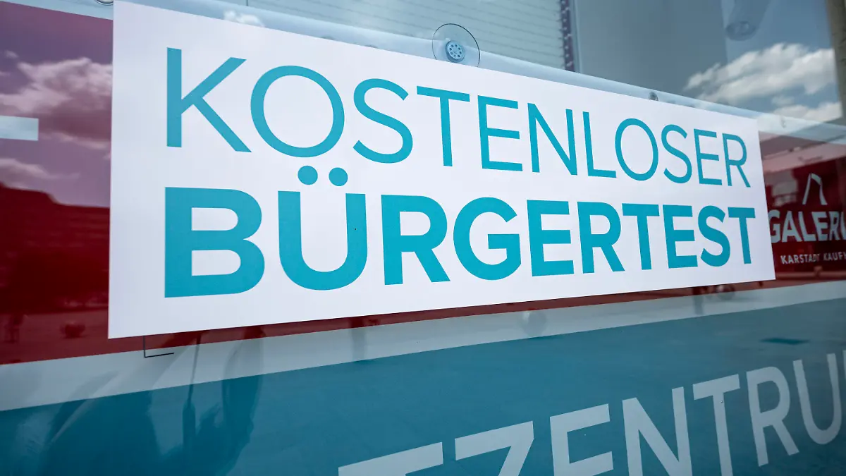 ARCHIV - 13.07.2021, Berlin: Ein Schild an einem Corona-Testzentrum am Alexanderplatz weißt auf kostenlose Bürgertests hin. Viele Betreiber entschlossen sich in den vergangenen Wochen zur Schließung von Teststellen, weitere Schließungen werden folgen. (zu dpa «Das Netz an Corona-Testzentren wird ausgedünnt») Foto: Fabian Sommer/dpa +++ dpa-Bildfunk +++