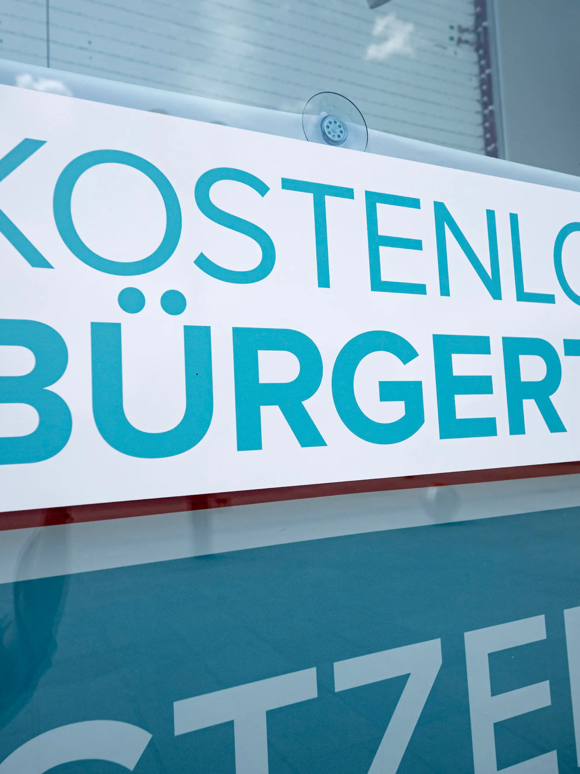 ARCHIV - 13.07.2021, Berlin: Ein Schild an einem Corona-Testzentrum am Alexanderplatz weißt auf kostenlose Bürgertests hin. Viele Betreiber entschlossen sich in den vergangenen Wochen zur Schließung von Teststellen, weitere Schließungen werden folgen. (zu dpa «Das Netz an Corona-Testzentren wird ausgedünnt») Foto: Fabian Sommer/dpa +++ dpa-Bildfunk +++