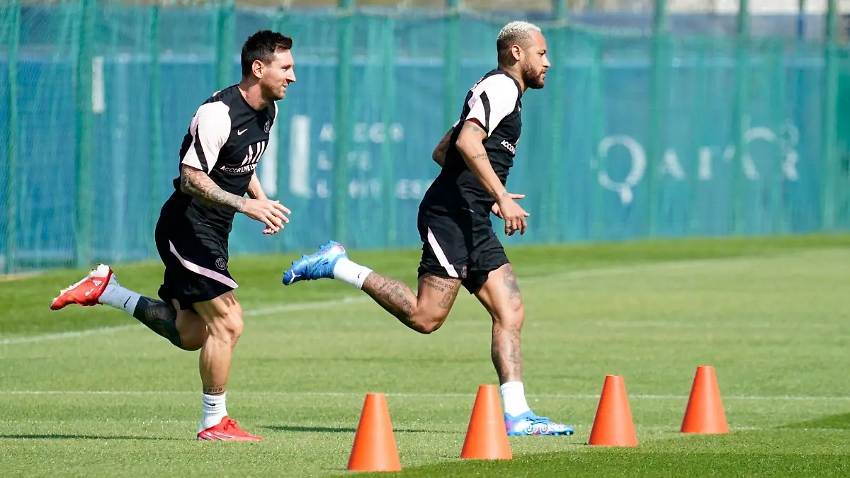 Sport Themen der Woche KW32 Mandatory Credit: Photo by Dave Winter/Shutterstock 12272768d Lionel Messi of PSG and Neymar Jr of PSG Paris Saint Germain Training, Ligue 1, Football, Camp des Loges, Paris, France - 13 August 2021 EDITORIAL USE ONLY No use with unauthorised audio, video, data, fixture lists, club/league logos or live services. Online in-match use limited to 120 images, no video emulation. No use in betting, games or single club/league/player publications. Paris Saint Germain Training, Ligue 1, Football, Camp des Loges, Paris, France - 13 August 2021 EDITORIAL USE ONLY No use with unauthorised audio, video, data, fixture lists, club/league logos or live services. Online in-match use limited to 120 images, no video emulation. No use in betting, games or single club/league/player publications. PUBLICATIONxINxGERxSUIxAUTXHUNxGRExMLTxCYPxROMxBULxUAExKSAxONLY Copyright: xDavexWinter/Shutterstockx 12272768d