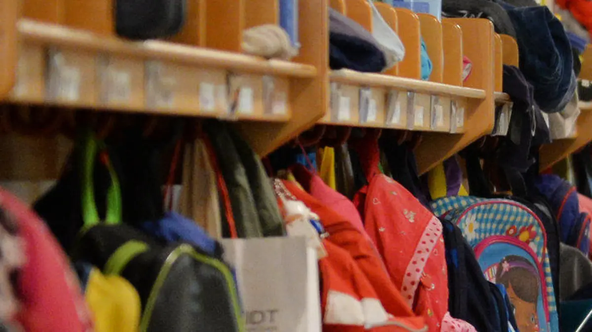 ARCHIV - Eine Erzieherin geht am 22.06.2016 im St. Michaels Kindergarten in Leinfelden-Echterdingen (Baden-Württemberg) mit zwei Kindern über den Flur der Einrichtung. In den Kitas in Mecklenburg-Vorpommern ist das Personal knapp.  (zu dpa «Kritik an neuem Kita-Gesetz - Duale Betreuer-Ausbildung umstritten» vom 08.05.2017) Foto: Jan-Philipp Strobel/dpa +++(c) dpa - Bildfunk+++