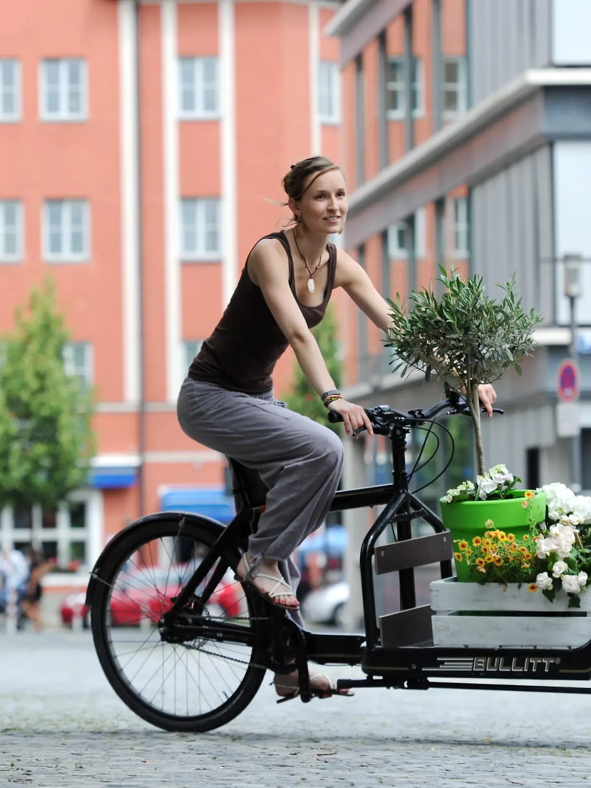 Eine Frau fährt am 21.06.2012 in München mit einem Transportrad, das mit Blumen beladen ist. Das Rad vom Modell Bullitt ist vom Hersteller Larry vs Harry. Foto: Tobias Hase dpa