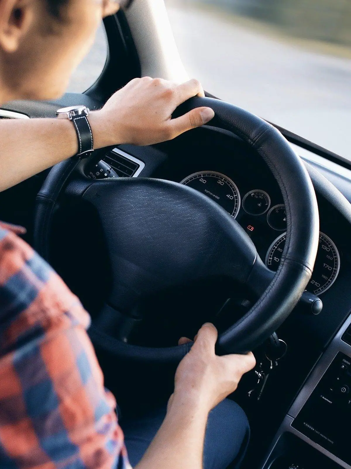 Schrecklicher Unfall: 19-Jähriger überfährt seinen Kumpel mit dem Auto.